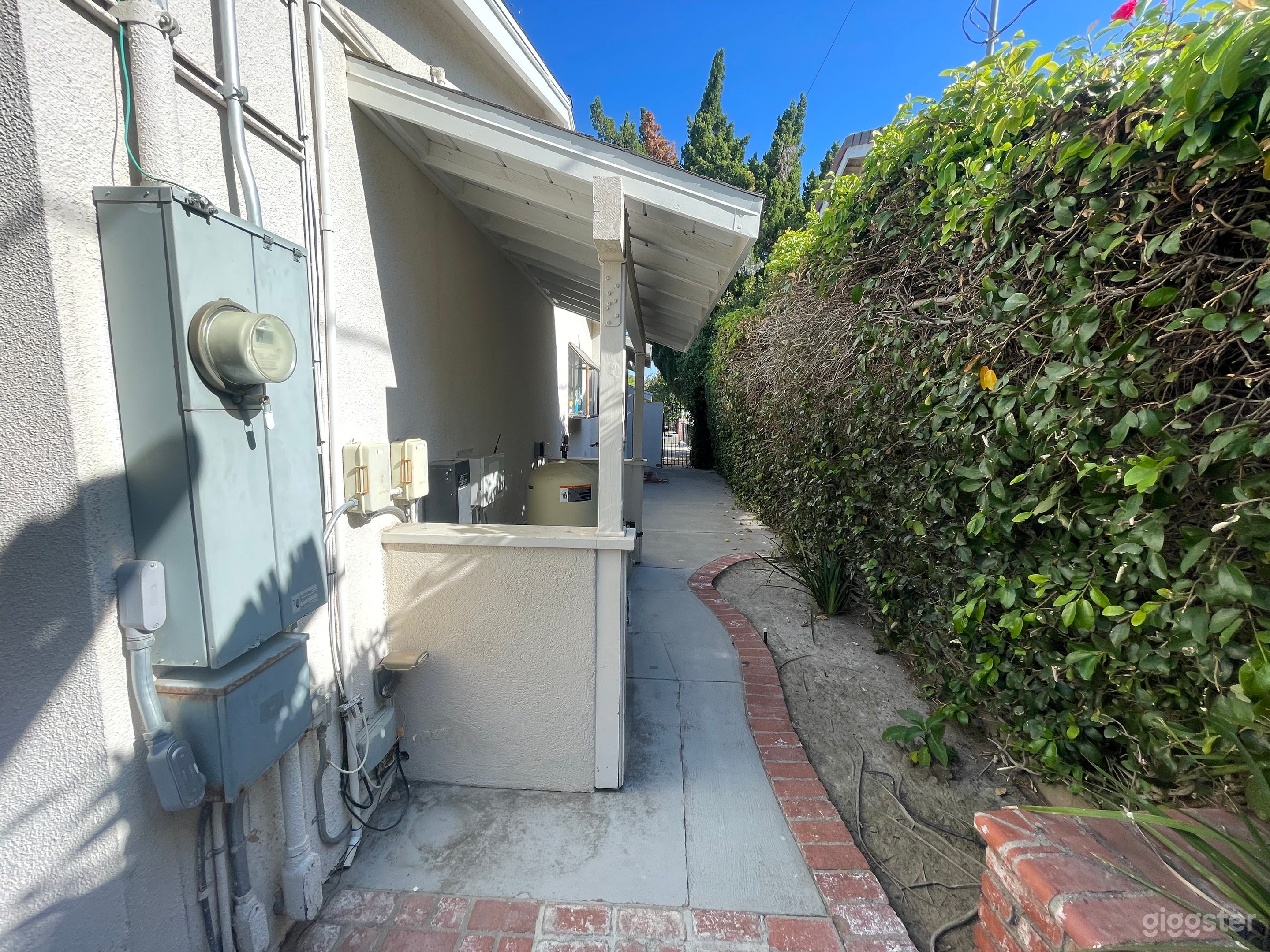 Modern prairie home with pool and large driveway Photo 4
