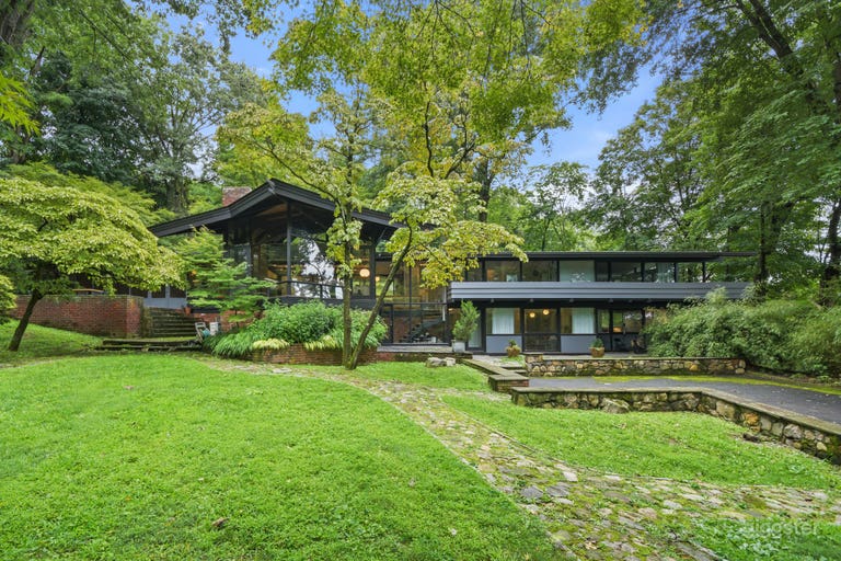  Majestueuse Maison Moderne du Milieu du Siècle au Cœur de Tarrytown 