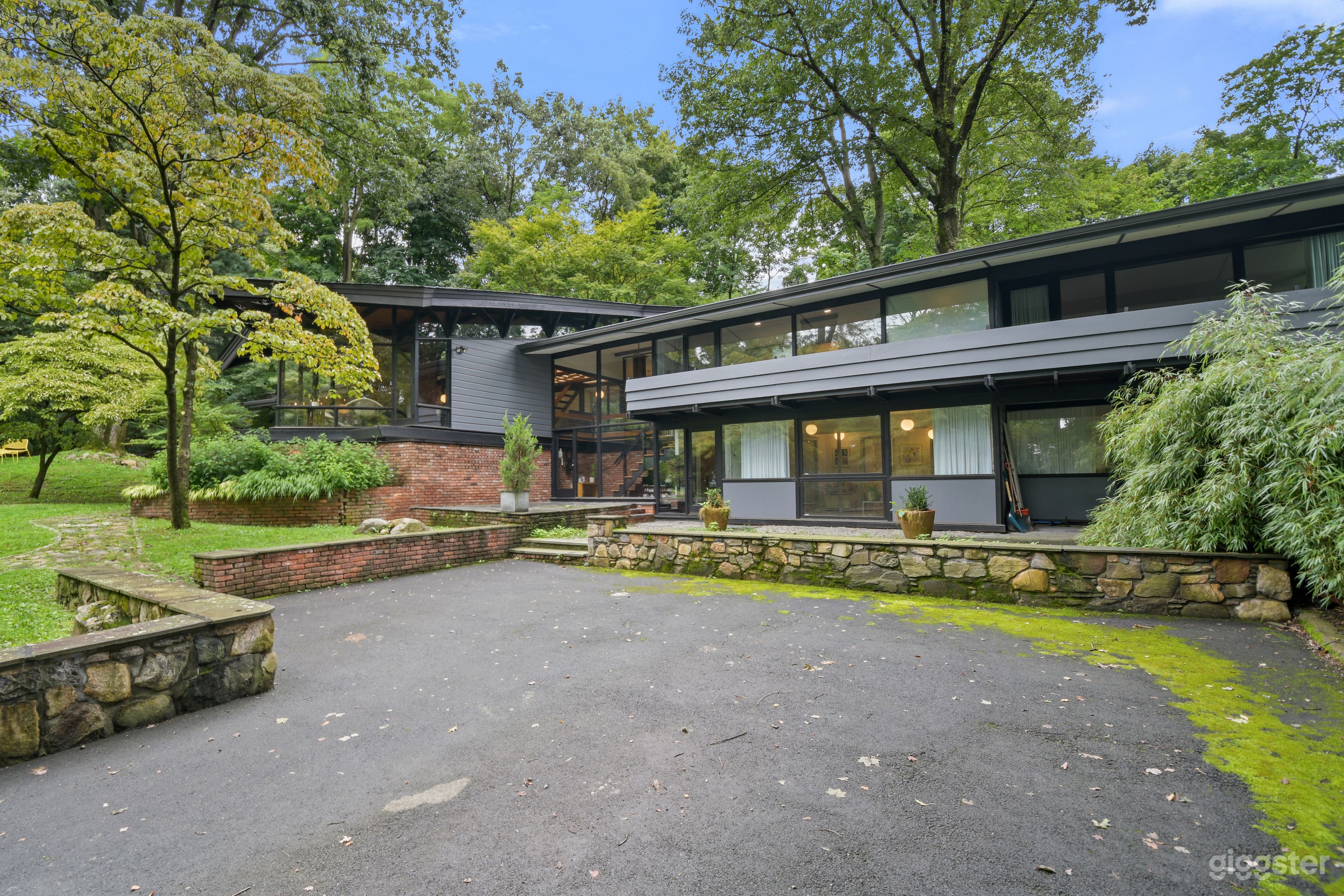 Majestic Mid-Century Modern in Heart of Tarrytown Photo 3