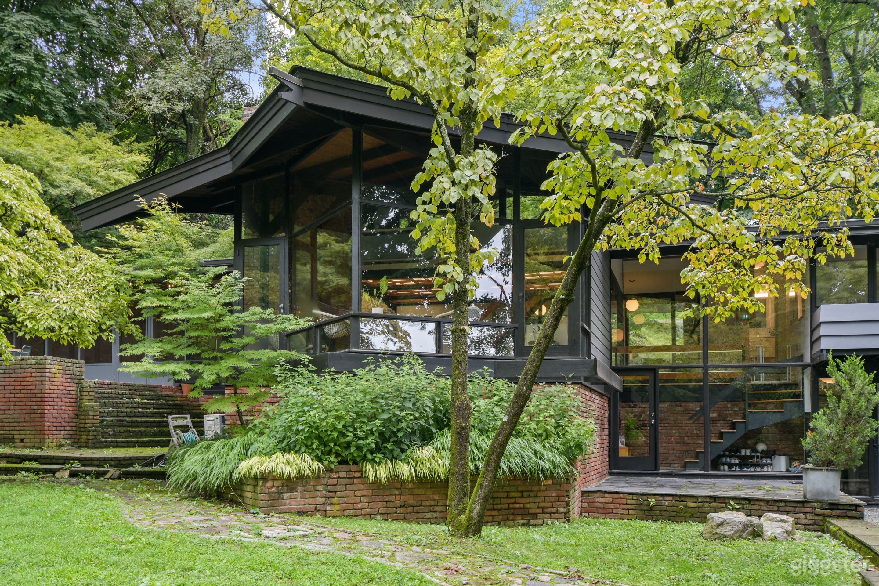 Majestic Mid-Century Modern in Heart of Tarrytown Photo 4