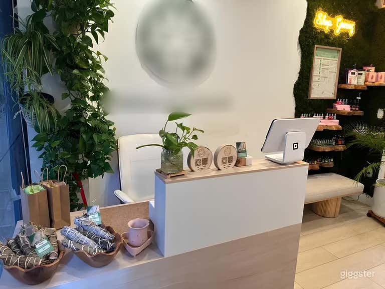  Nail Spa auf Straßenniveau mit Hinterhof in Bushwick 