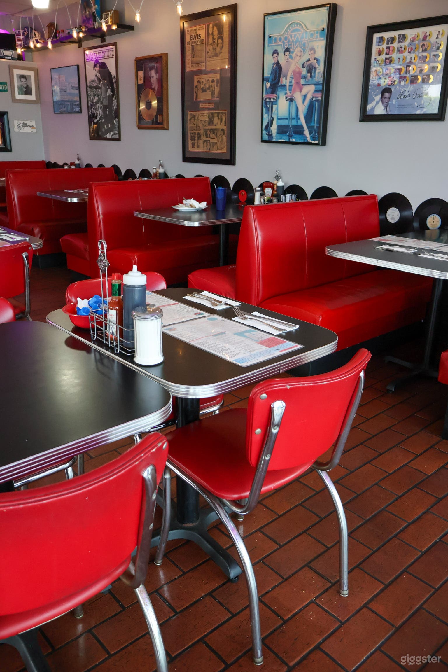 A fun 1950's themed all American diner! Photo 4