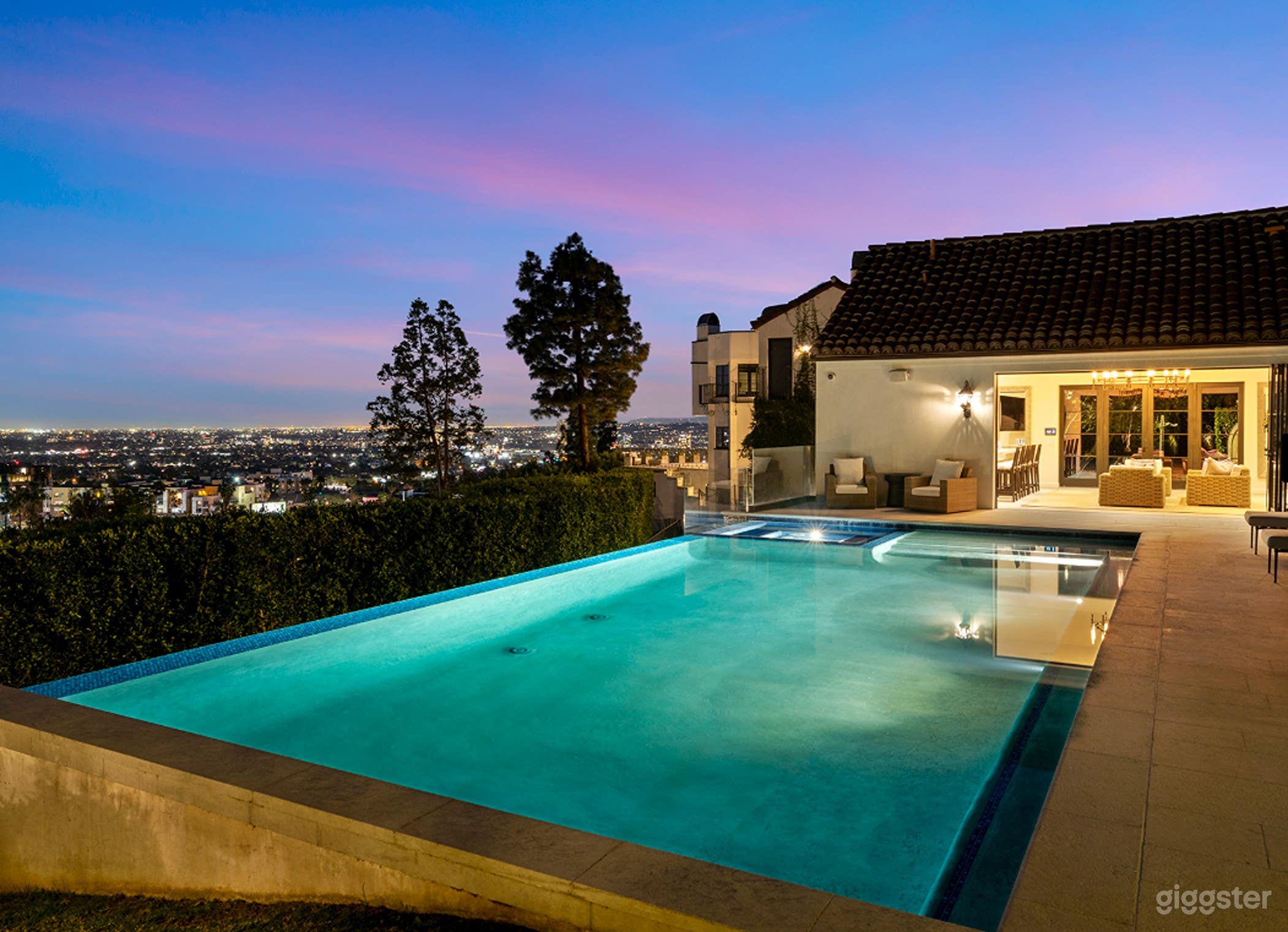 Stunning, Luxurious Infinity Pool (Pool Only) Photo 1