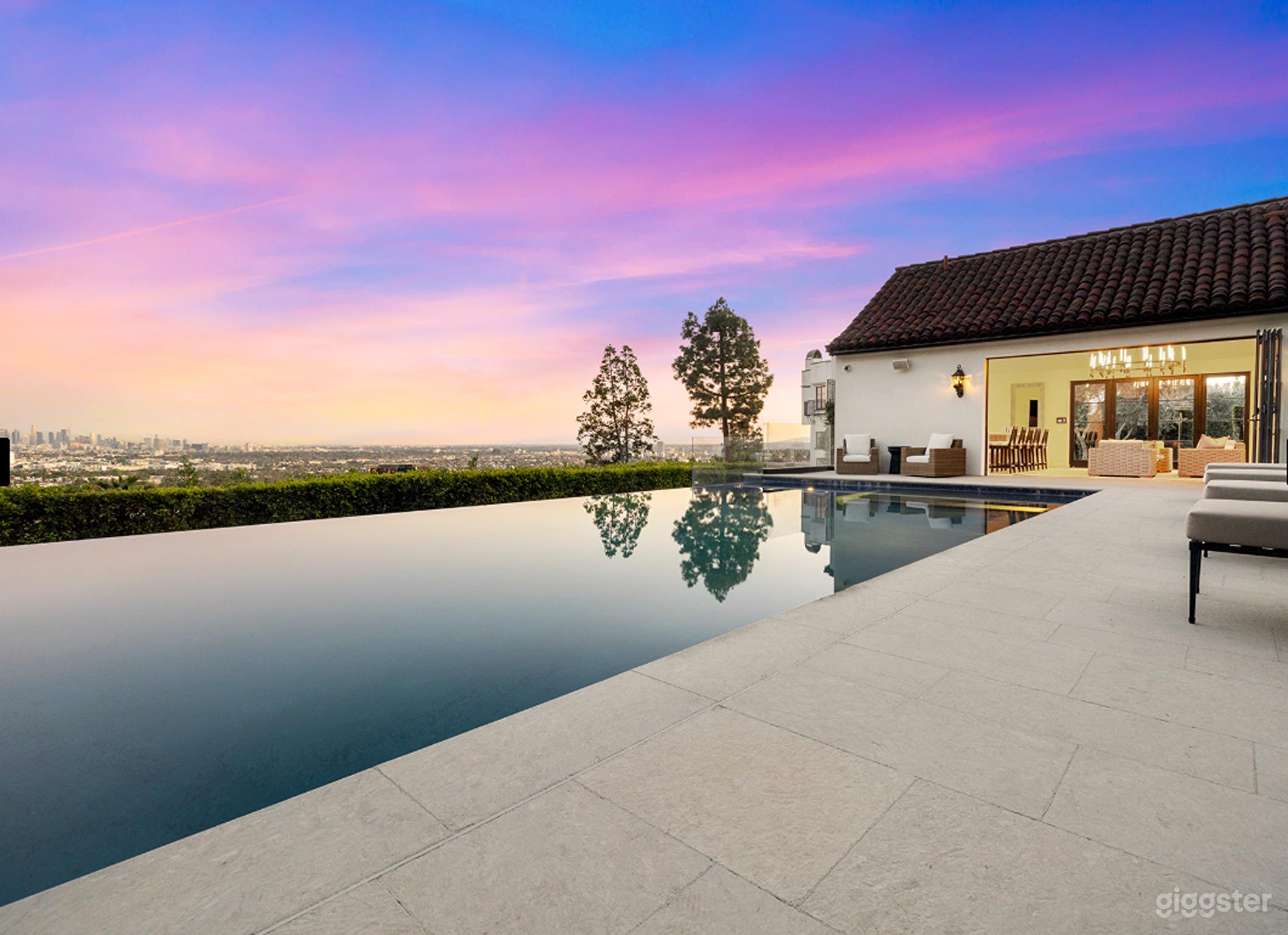 Stunning, Luxurious Infinity Pool (Pool Only) Photo 2