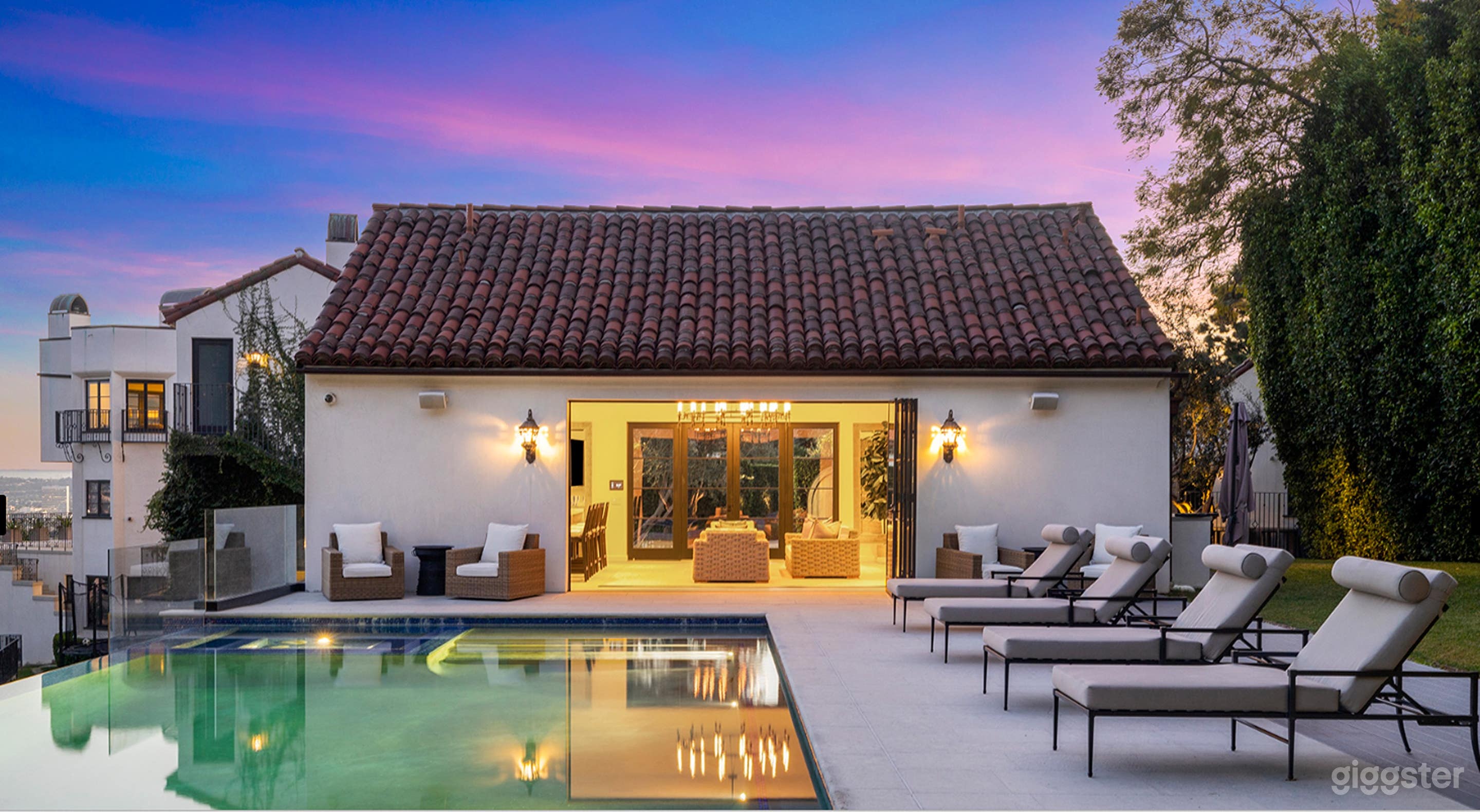 Stunning, Luxurious Infinity Pool (Pool Only) Photo 3