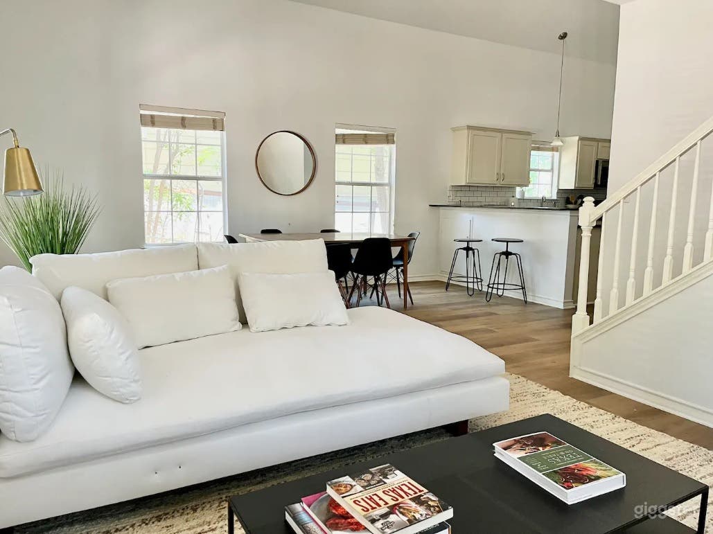 Bright, Inviting & Updated Home in the Heart of East Austin Photo 2