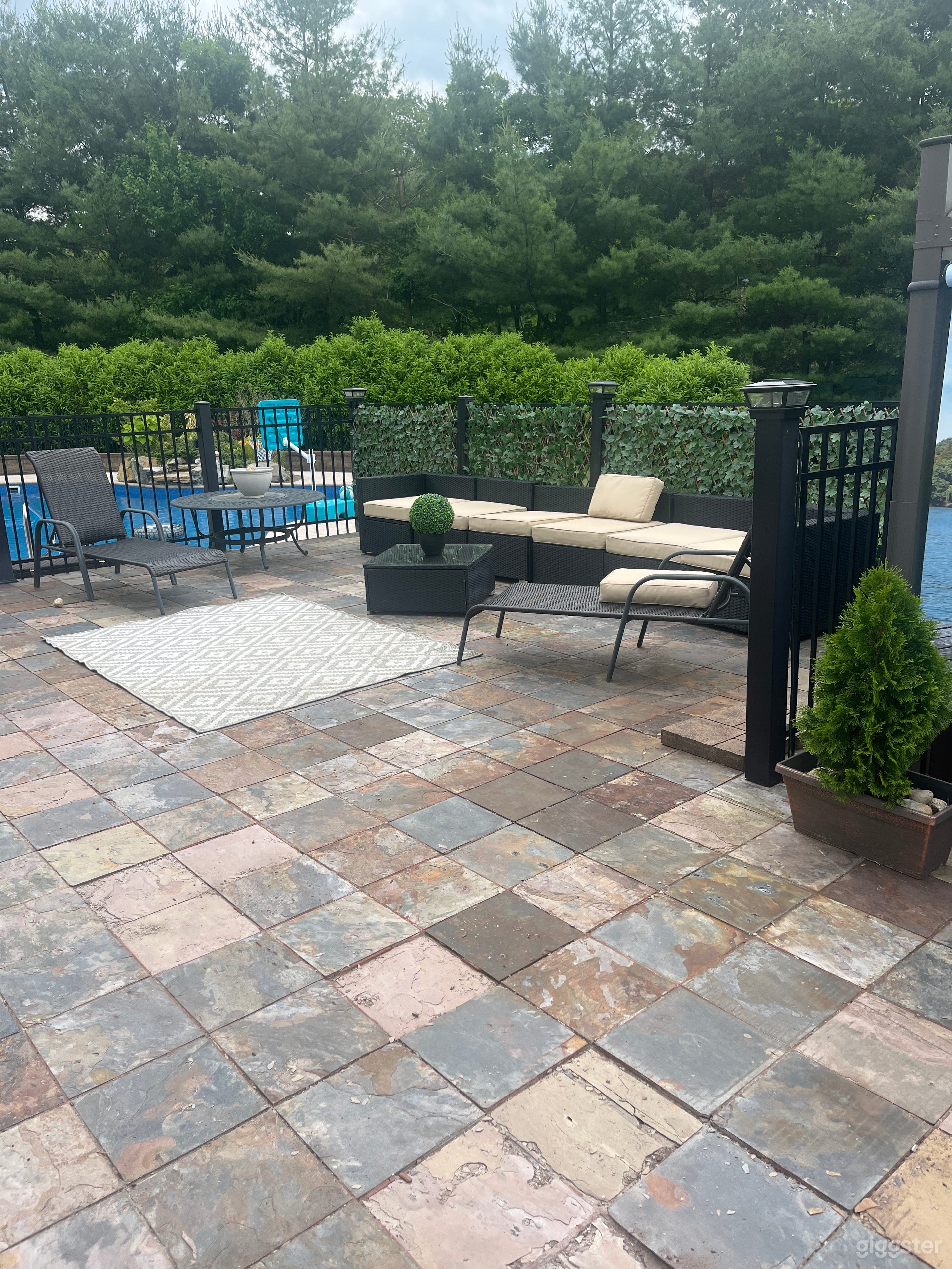 Home and resort type yard Photo 3