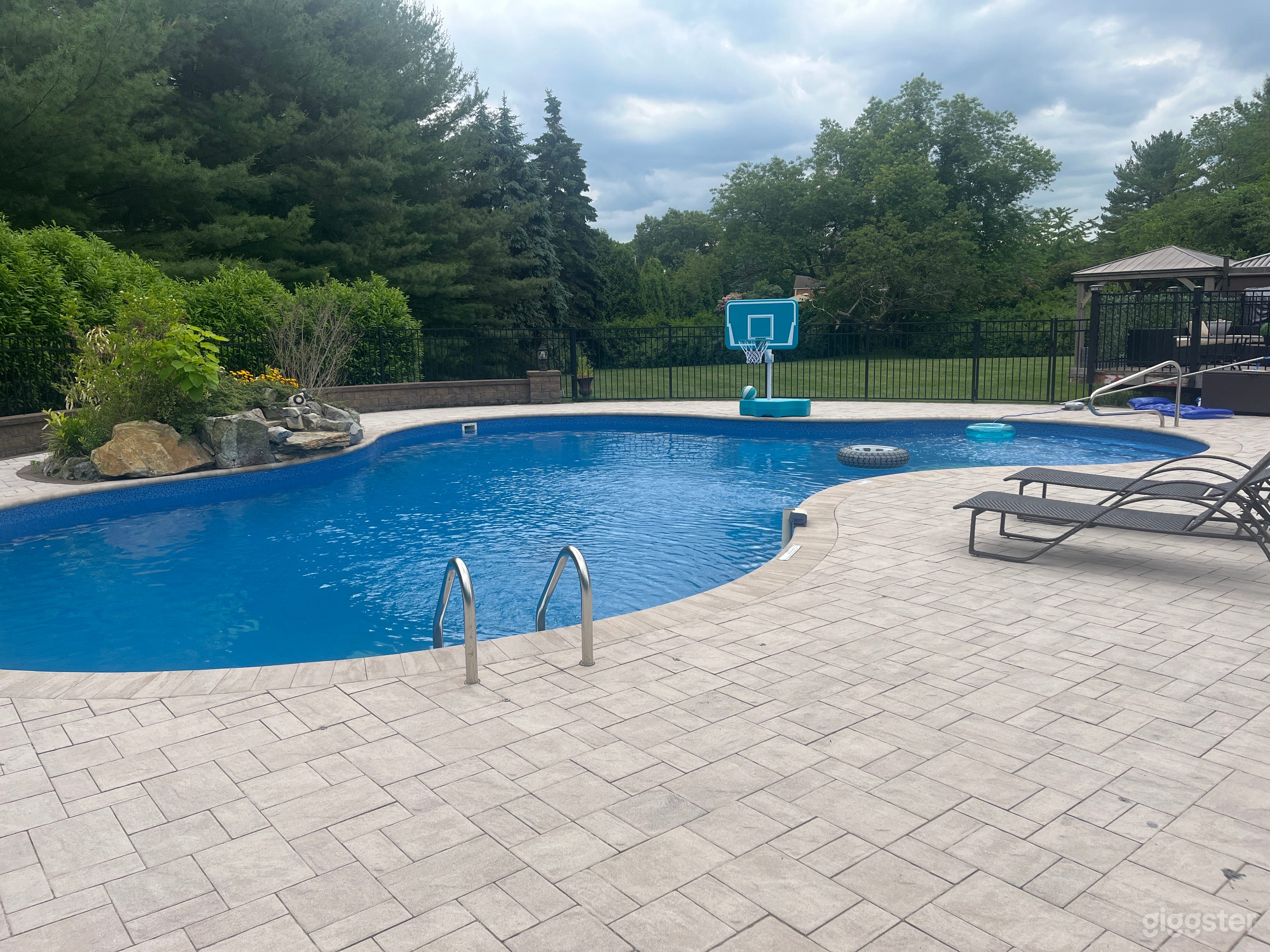 Home and resort type yard Photo 4