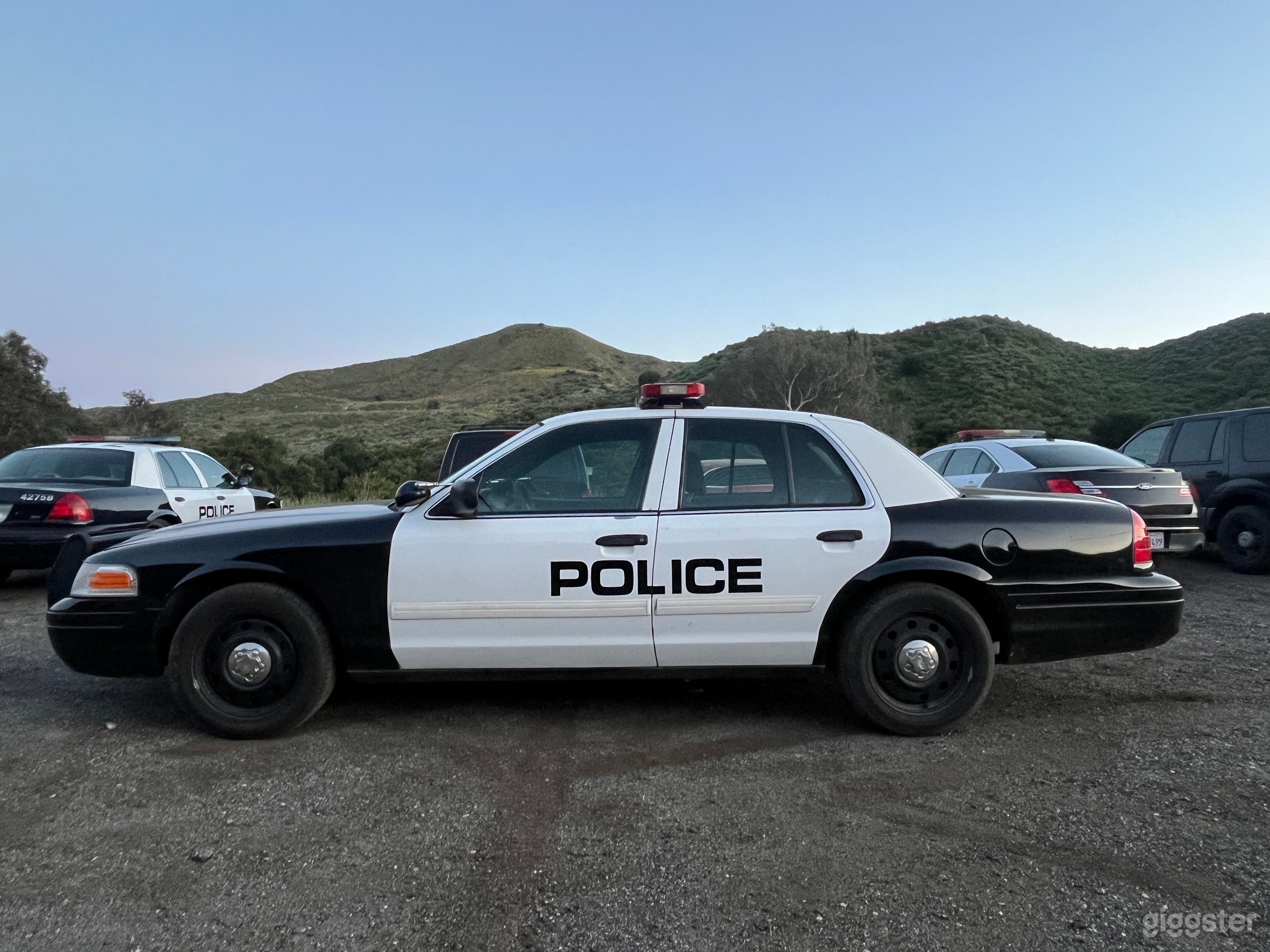 NON-DESCRIPT POLICE CAR - FORD CROWN VICTORIA POLICE INTERCEPTOR WITH GENERIC DECALS FOR FILMING PURPOSES