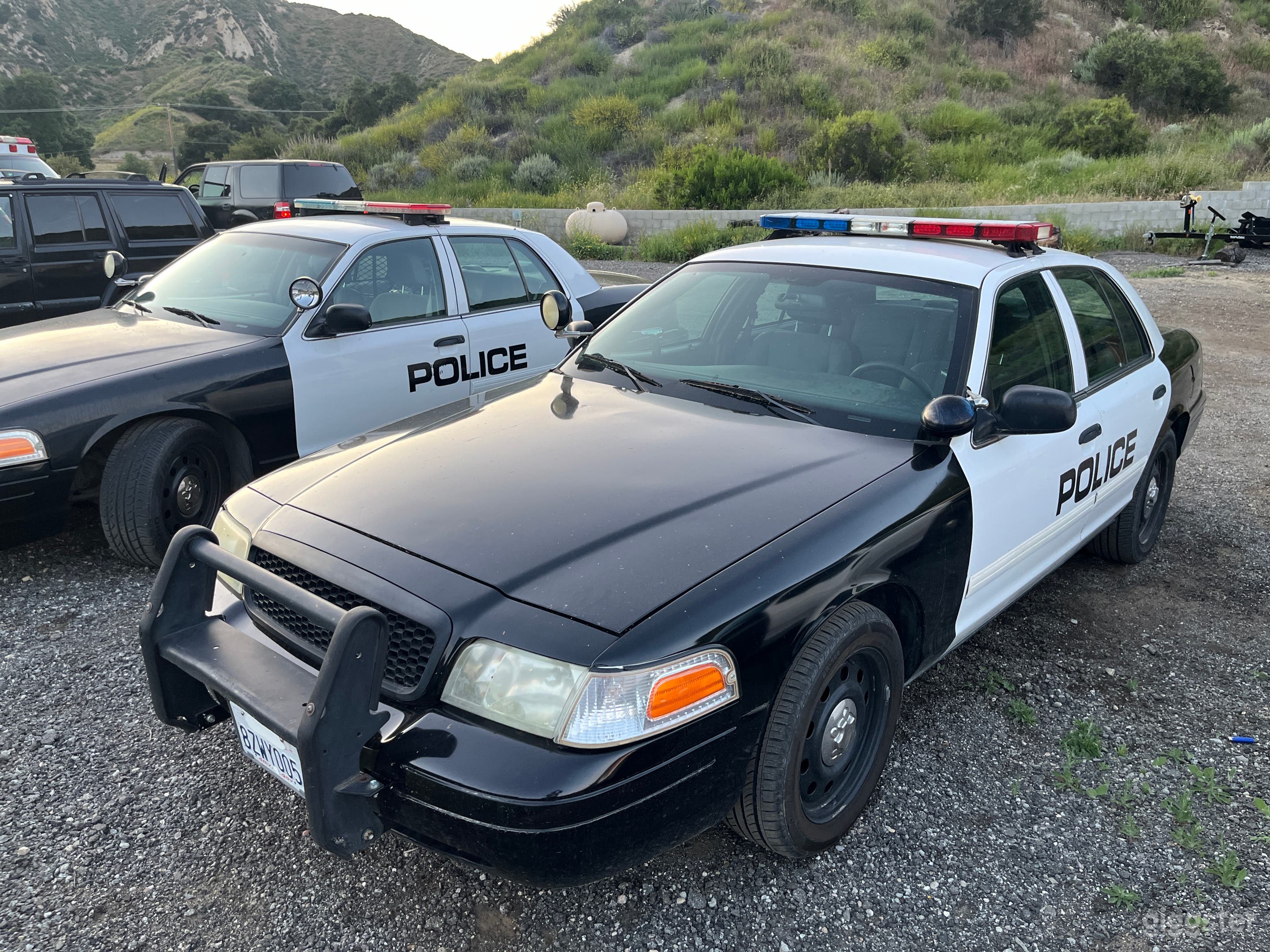 NON-DESCRIPT POLICE CAR - FORD CROWN VICTORIA POLICE INTERCEPTOR WITH GENERIC DECALS FOR FILMING PURPOSES