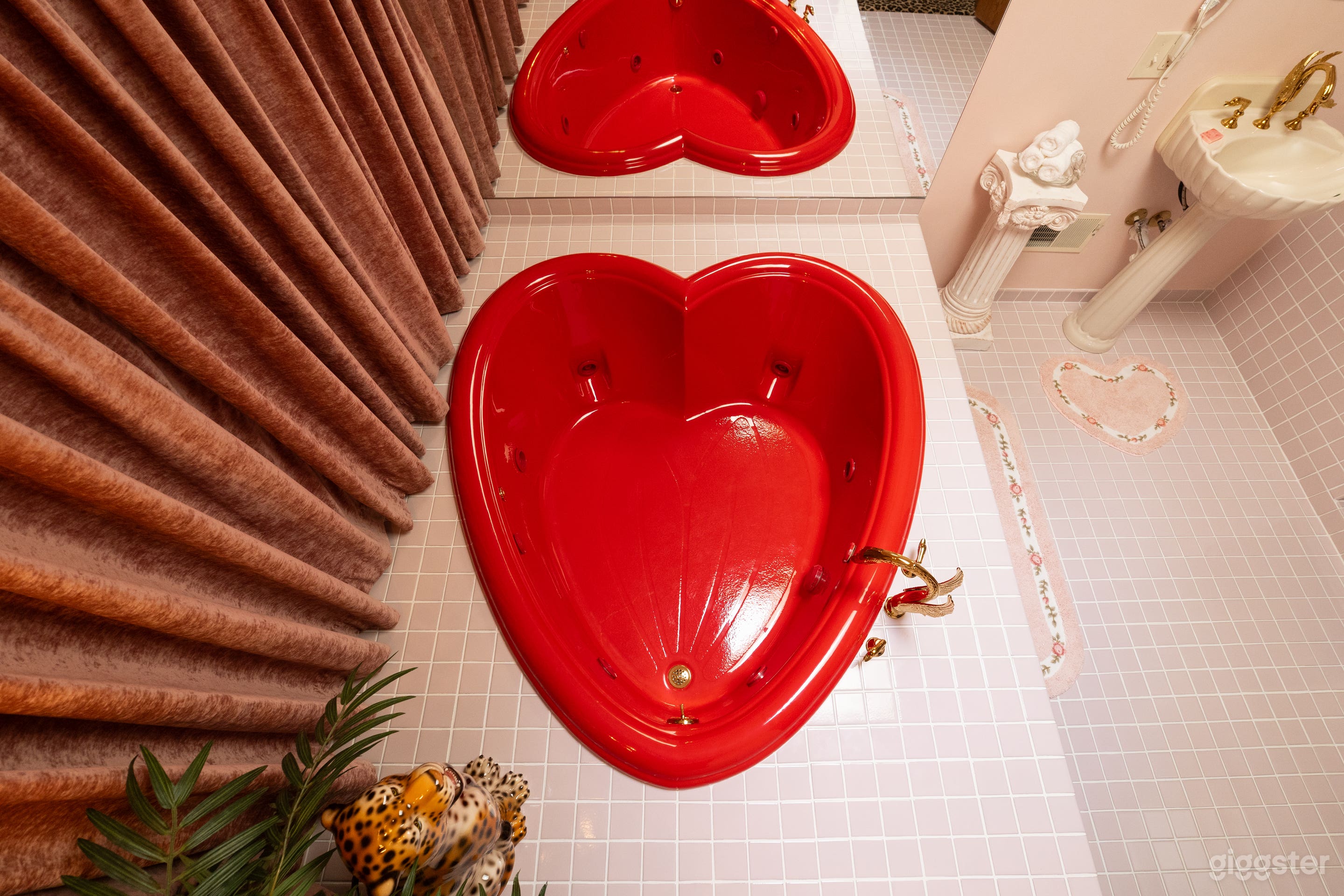 Photogenic Vintage Fantasy Estate with Sweetheart Charm Photo 1