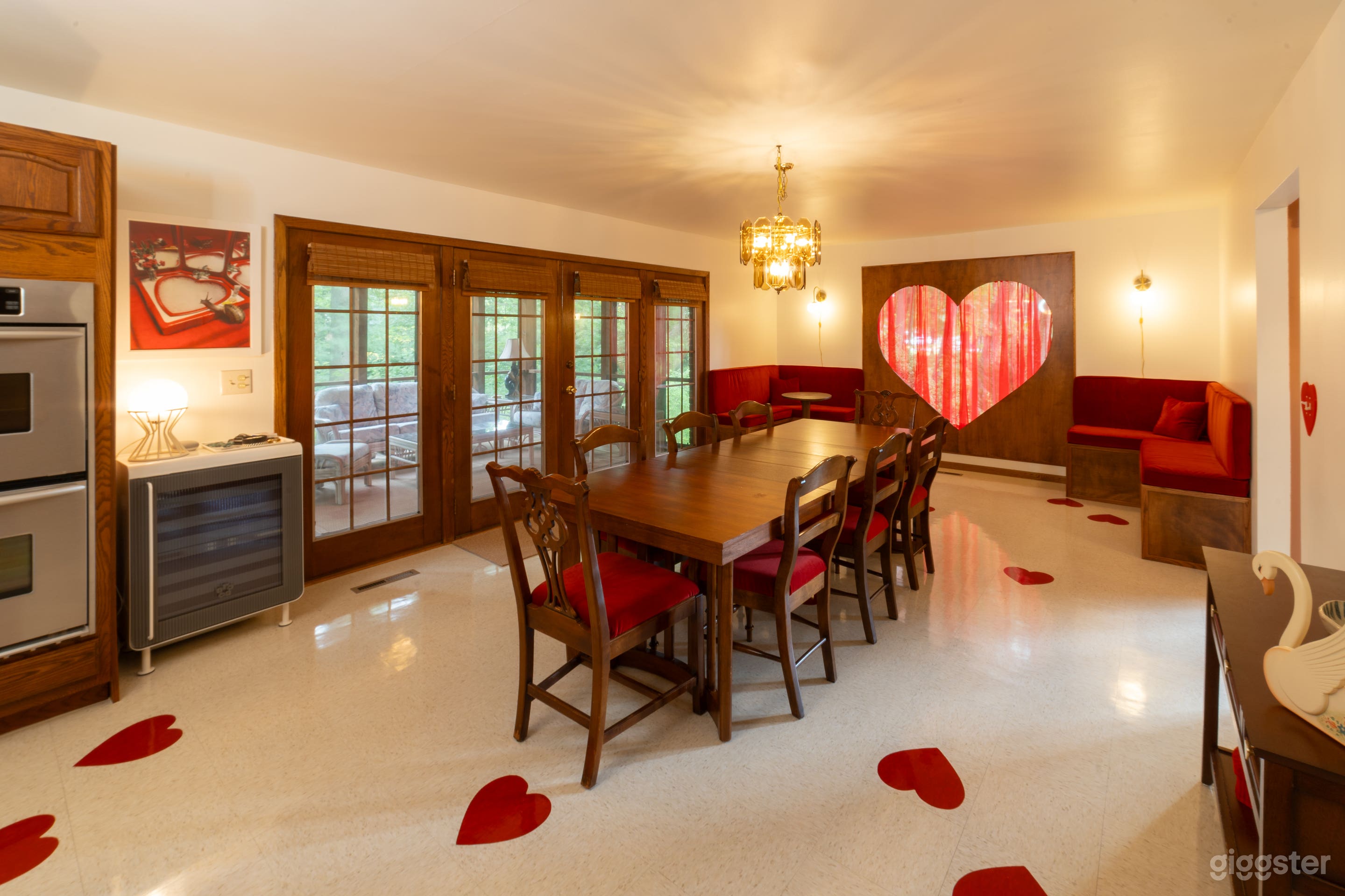 Photogenic Vintage Fantasy Estate with Sweetheart Charm Photo 4