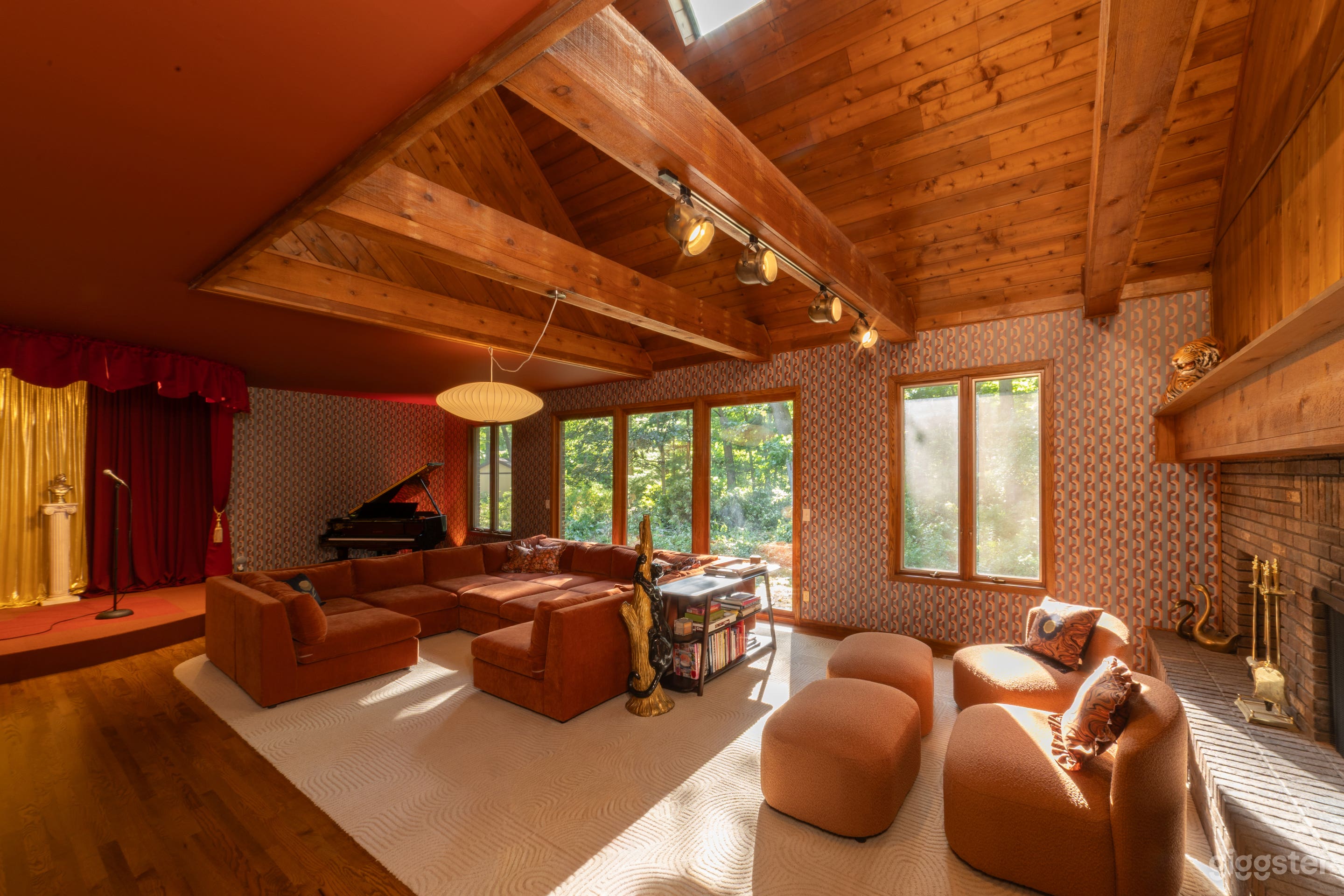 Photogenic Vintage Fantasy Estate with Sweetheart Charm Photo 3