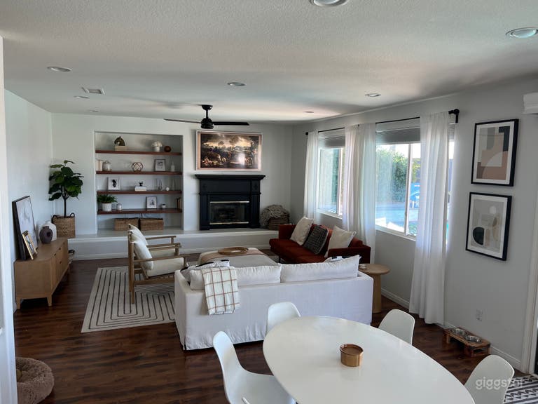  Spacious “anywhere” home w/ pool and VIEW! 