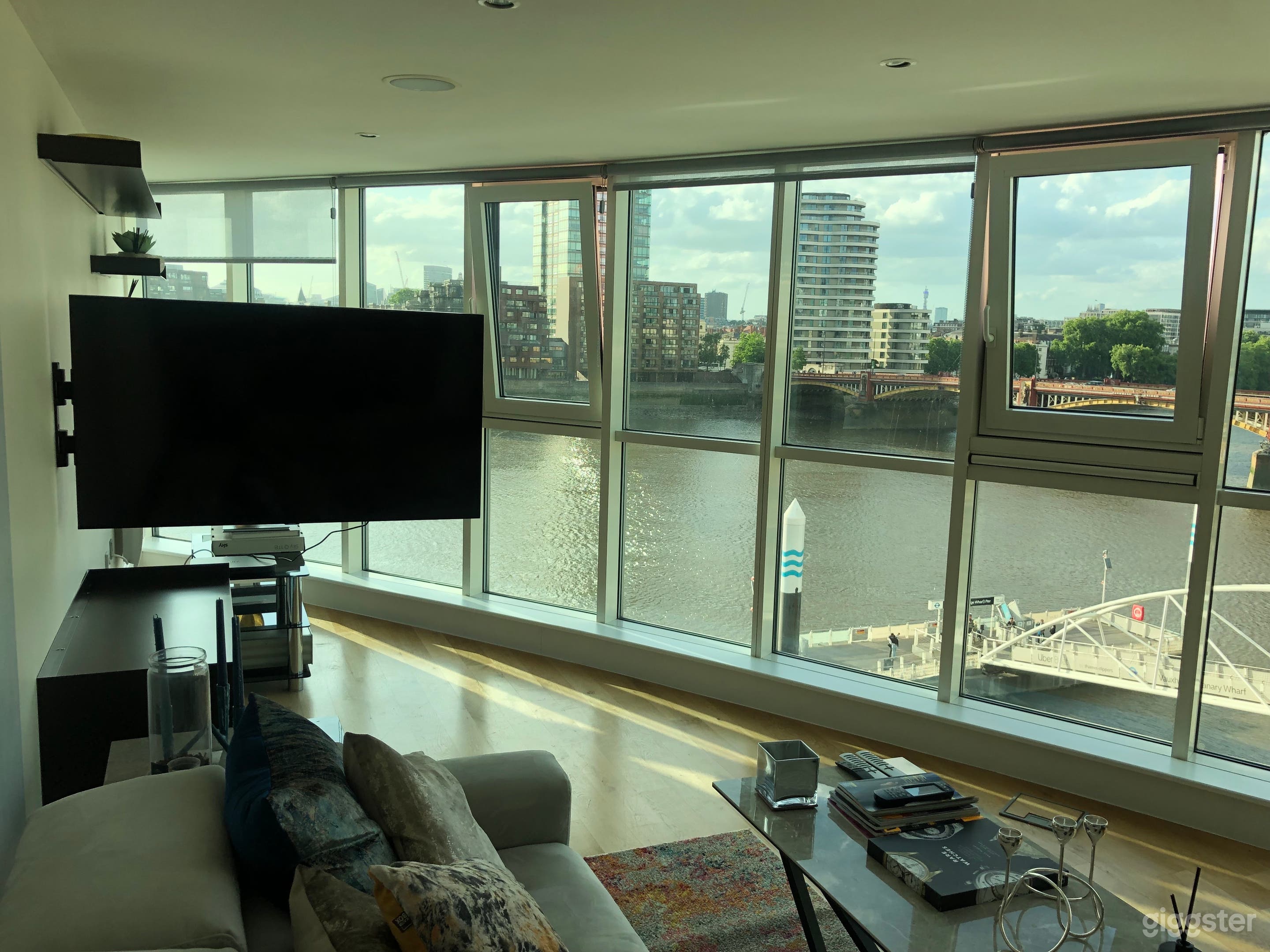 Riverside flat with views of London Eye Photo 2