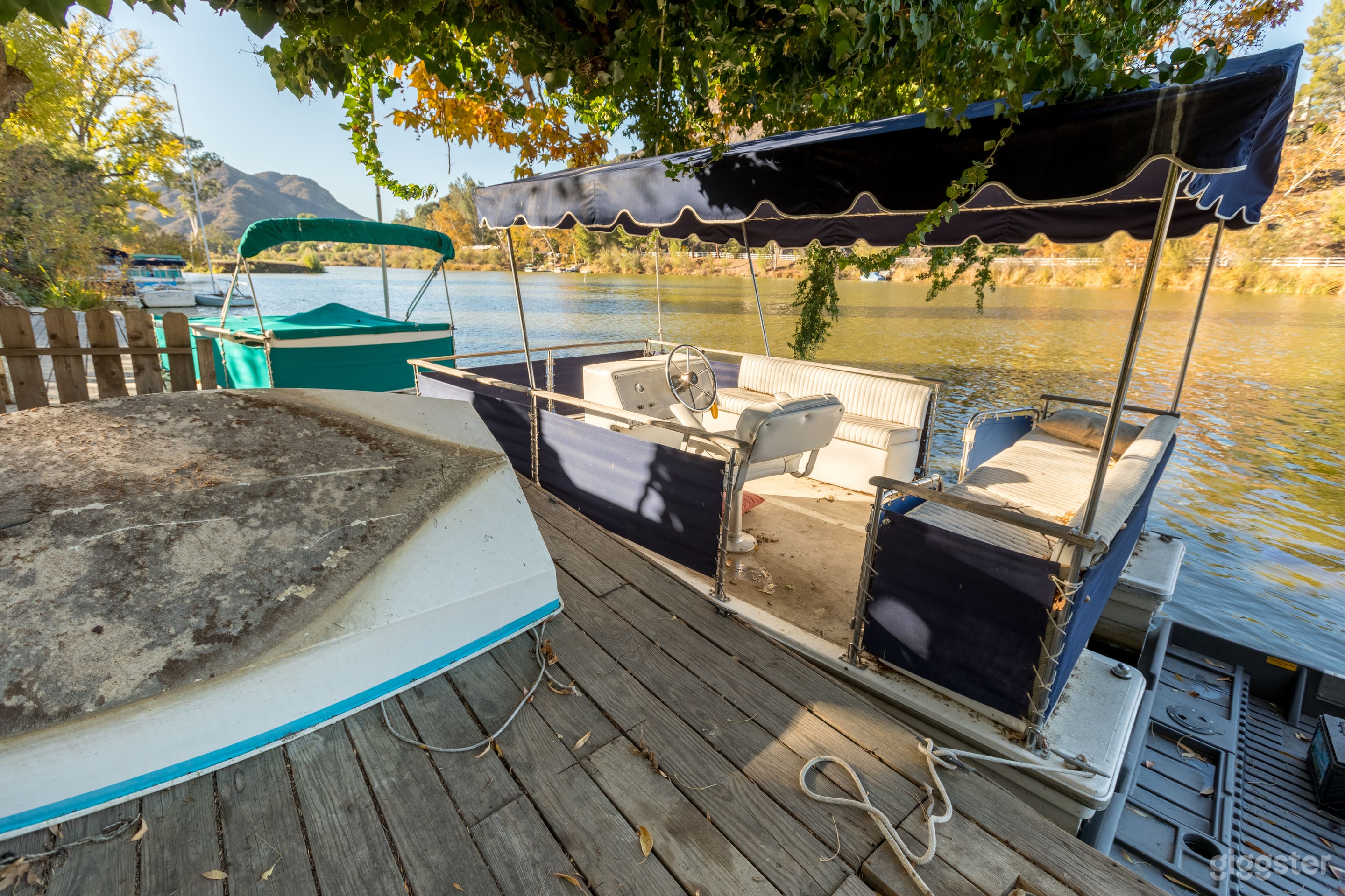 Rustic Lake House Photo 2