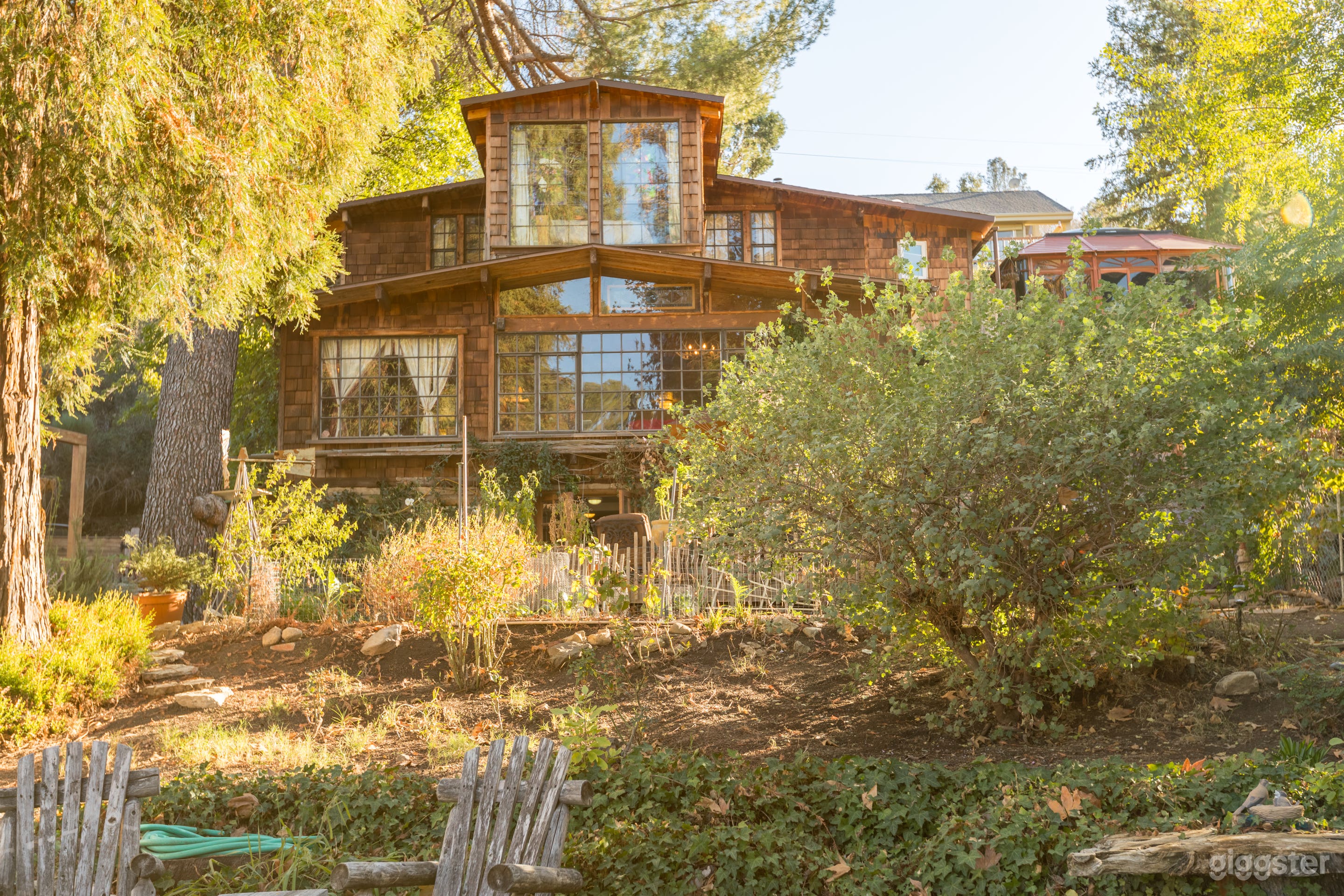 Rustic Lake House Photo 1