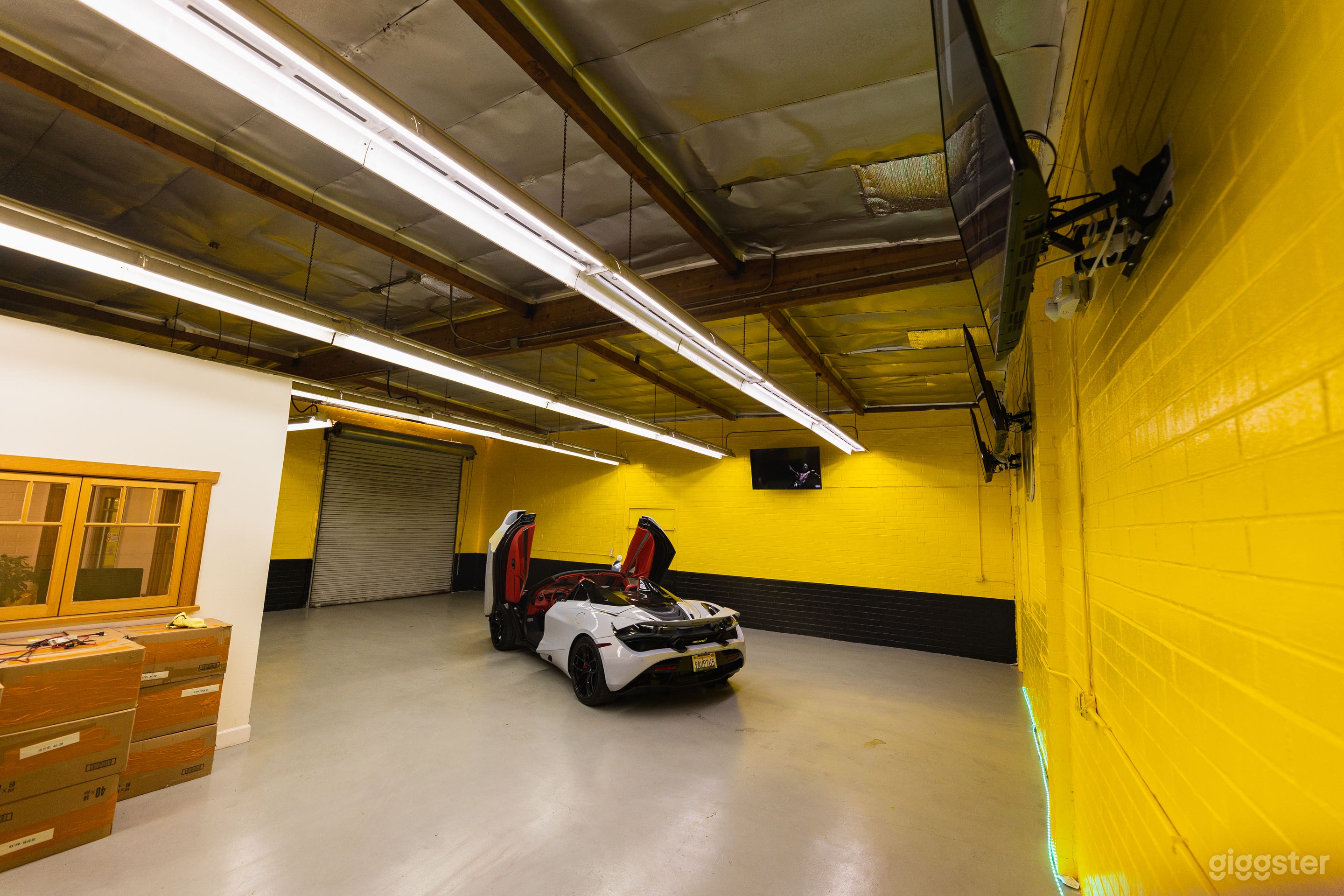 Car Show Room/Warehouse with 1 free exotic car Photo 4