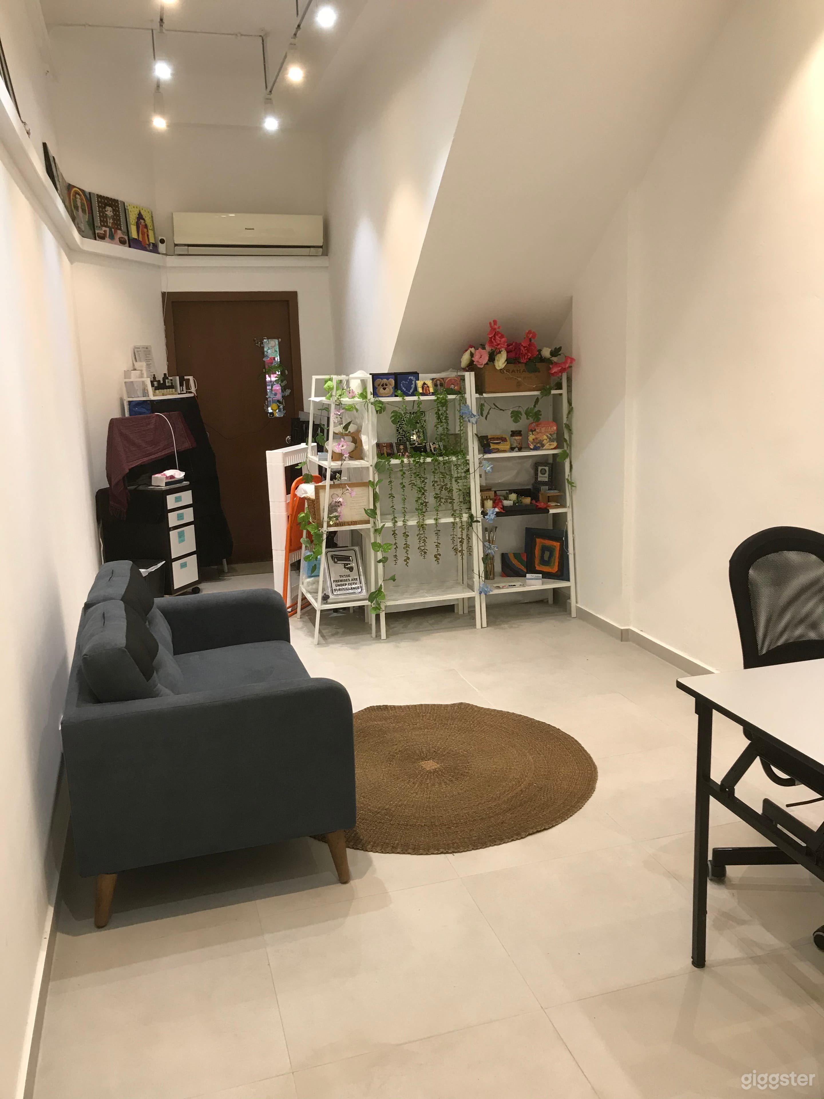 Cozy retail shop Photo 4