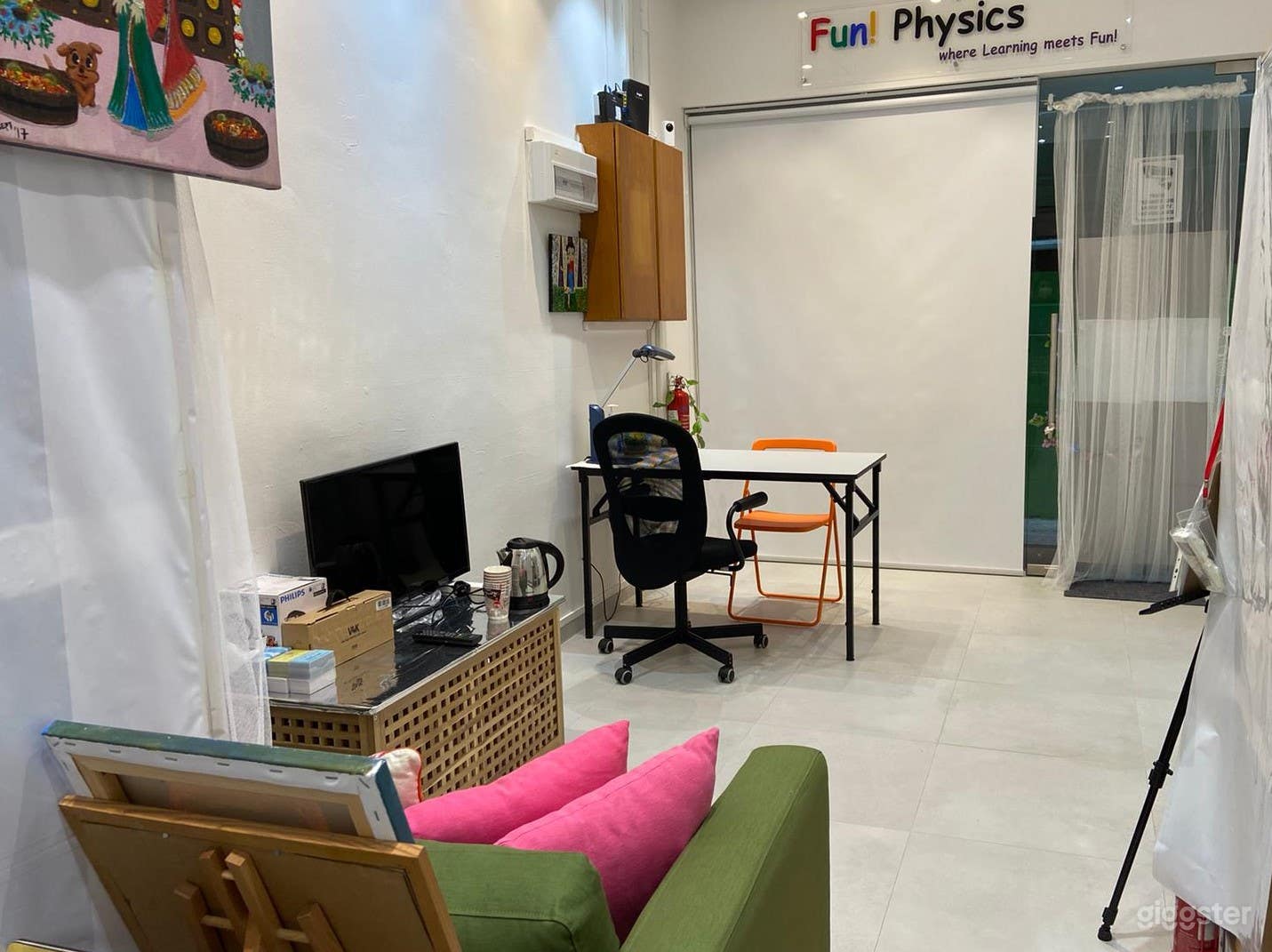 Cozy retail shop Photo 2