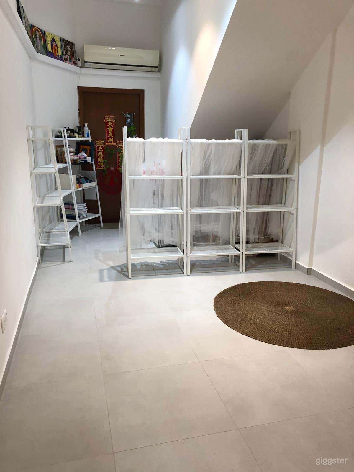 Cozy retail shop Photo 1