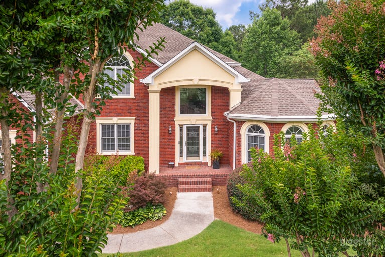  The House with the Lake 