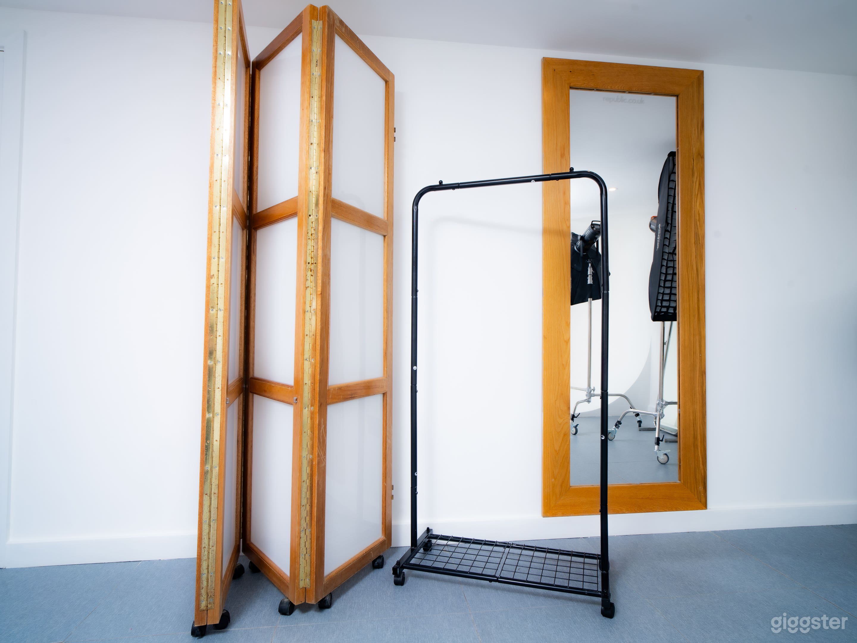 White Infinity Wall Studio Close to Central London –Studio3 Photo 4