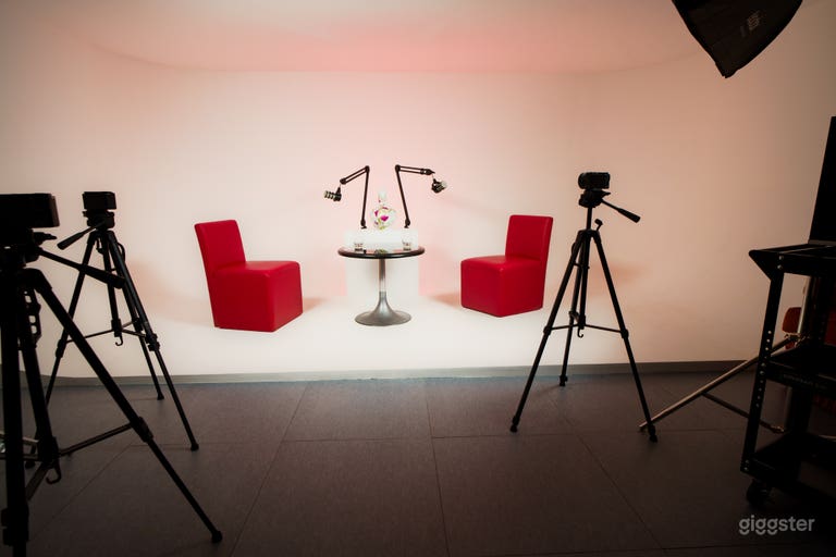  White Infinity Wall Studio Close to Central London –Studio3 