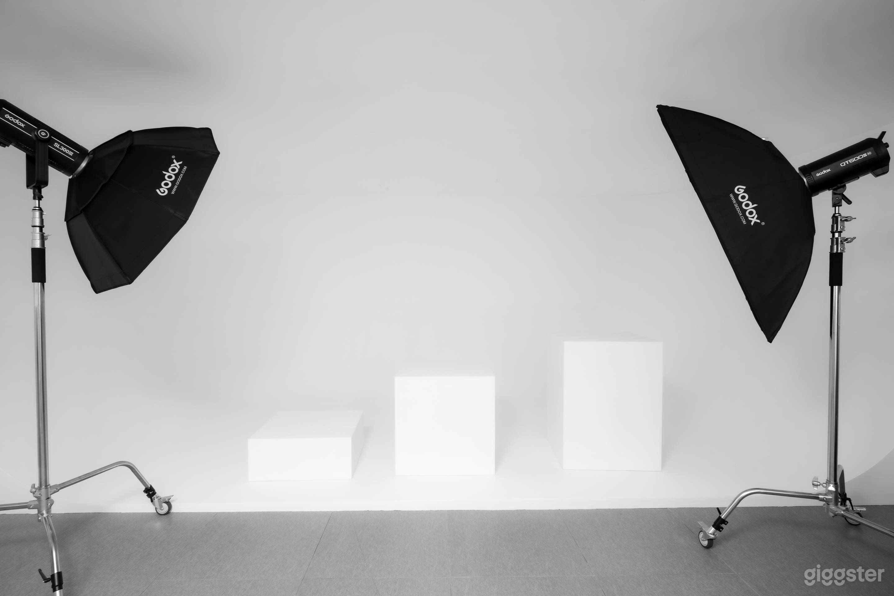 White Infinity Wall Studio Close to Central London –Studio3 Photo 2