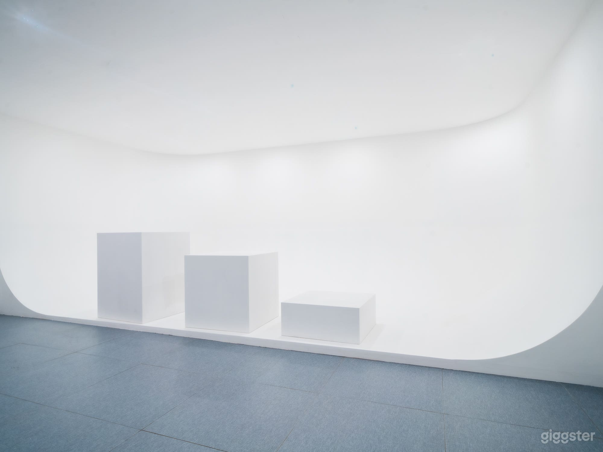 White Infinity Wall Studio Close to Central London –Studio3 Photo 2