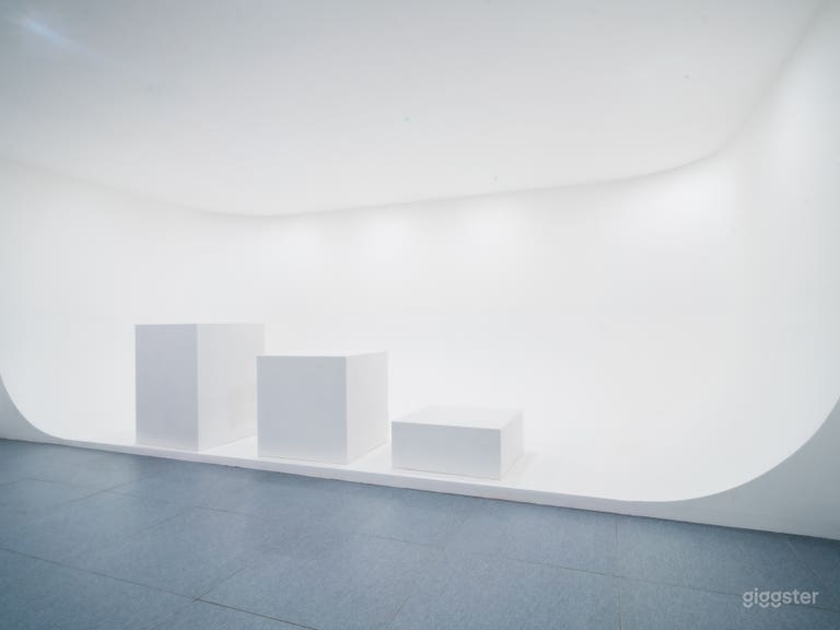  White Infinity Wall Studio Close to Central London –Studio3 