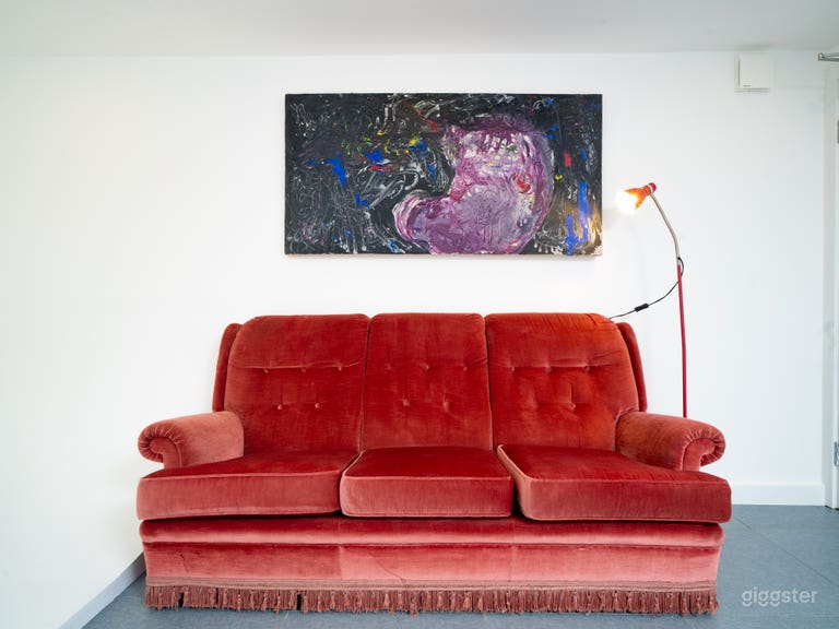  White Infinity Wall Studio Close to Central London –Studio3 