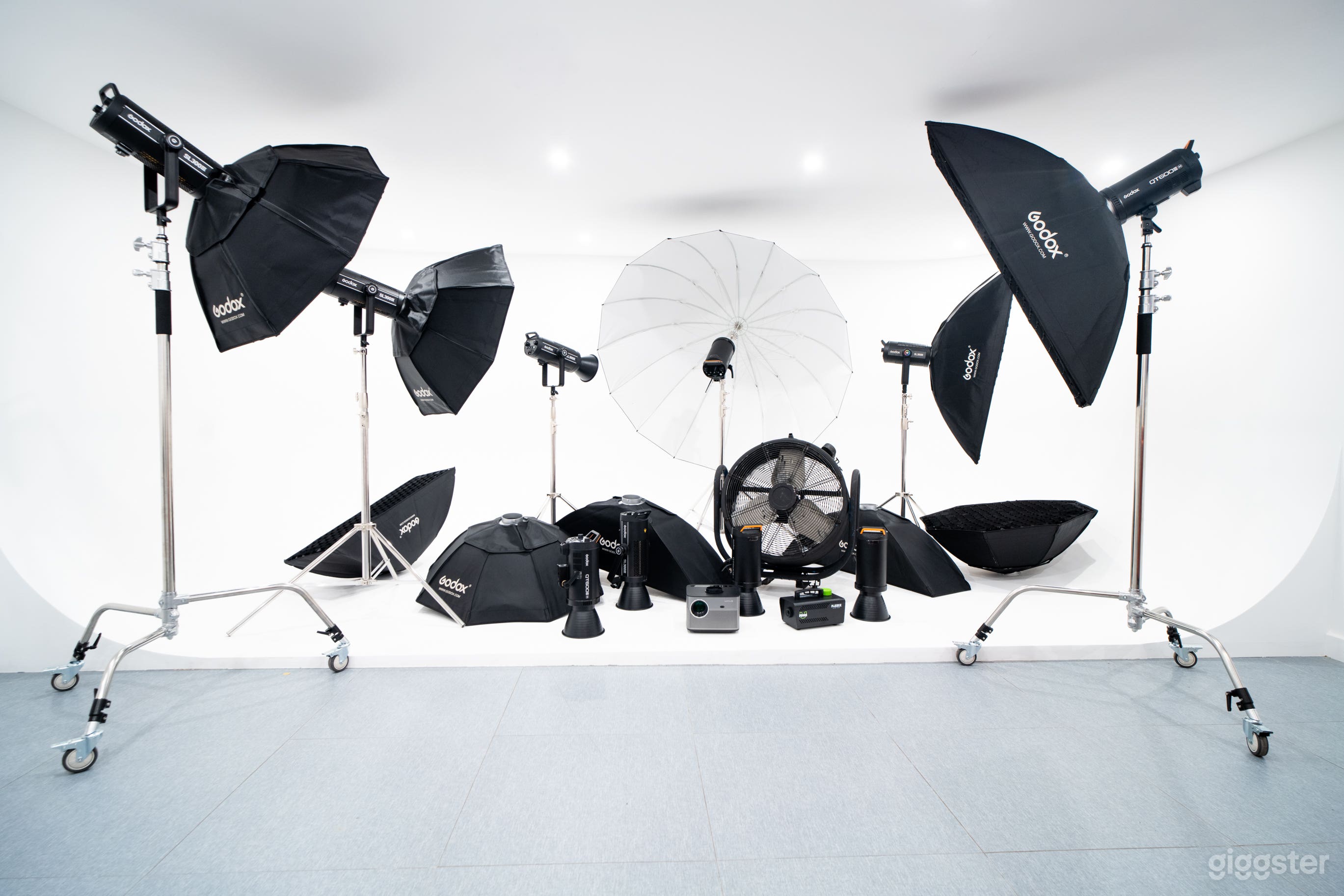 White Infinity Wall Studio Close to Central London –Studio3 Photo 1