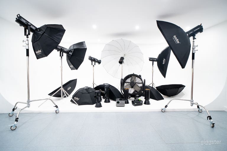  White Infinity Wall Studio Close to Central London –Studio3 