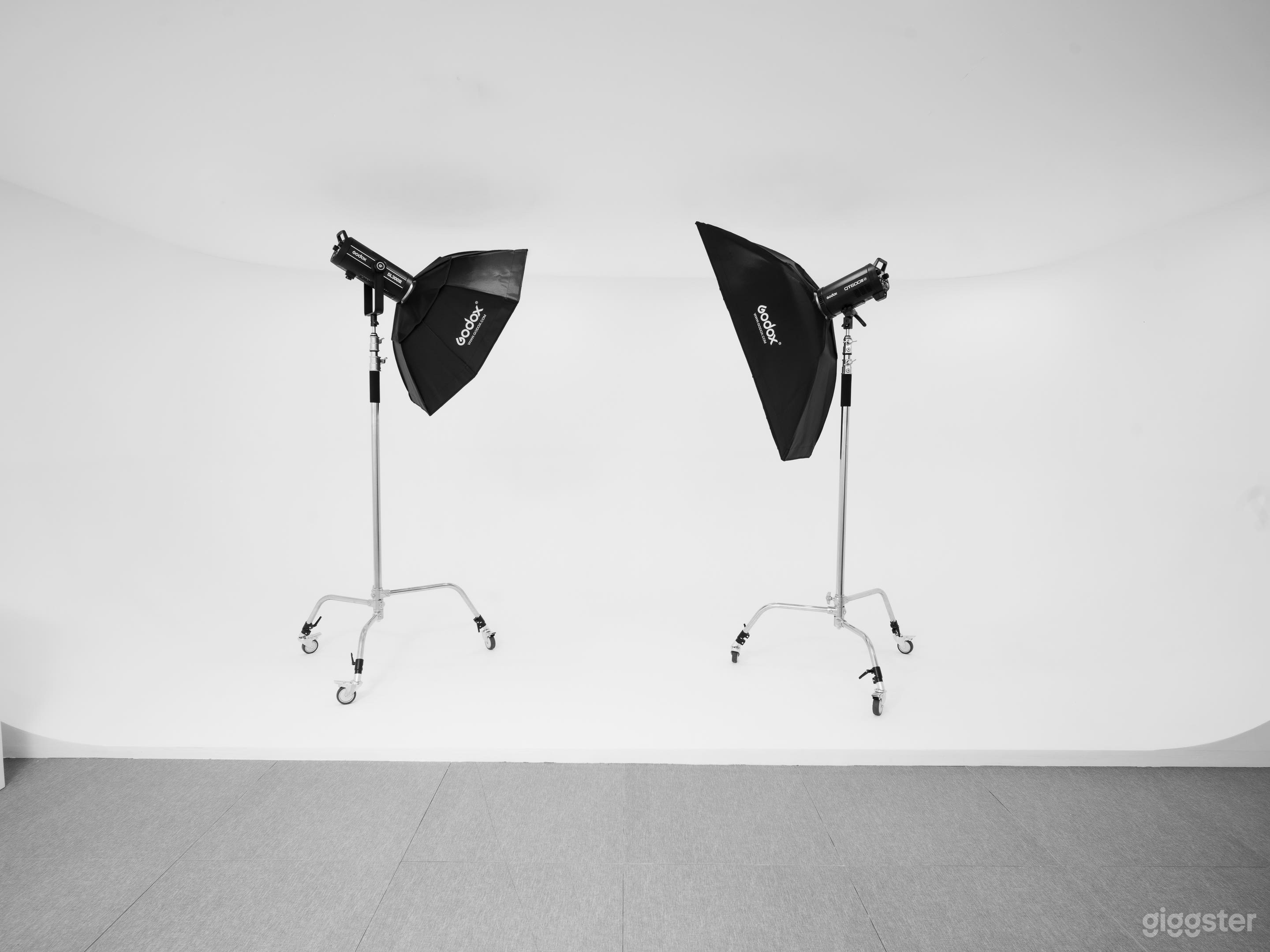White Infinity Wall Studio Close to Central London –Studio3 Photo 1
