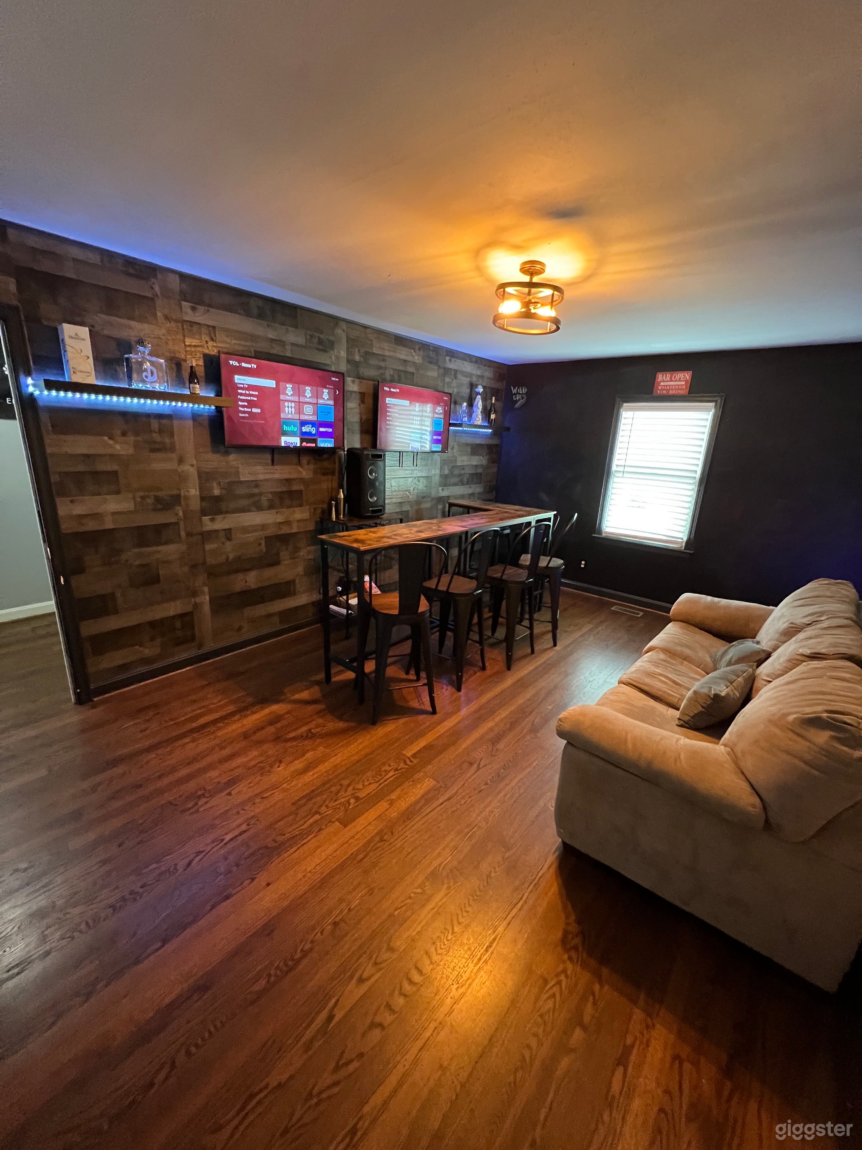 Bar area seats six people 
2 Flat Tvs