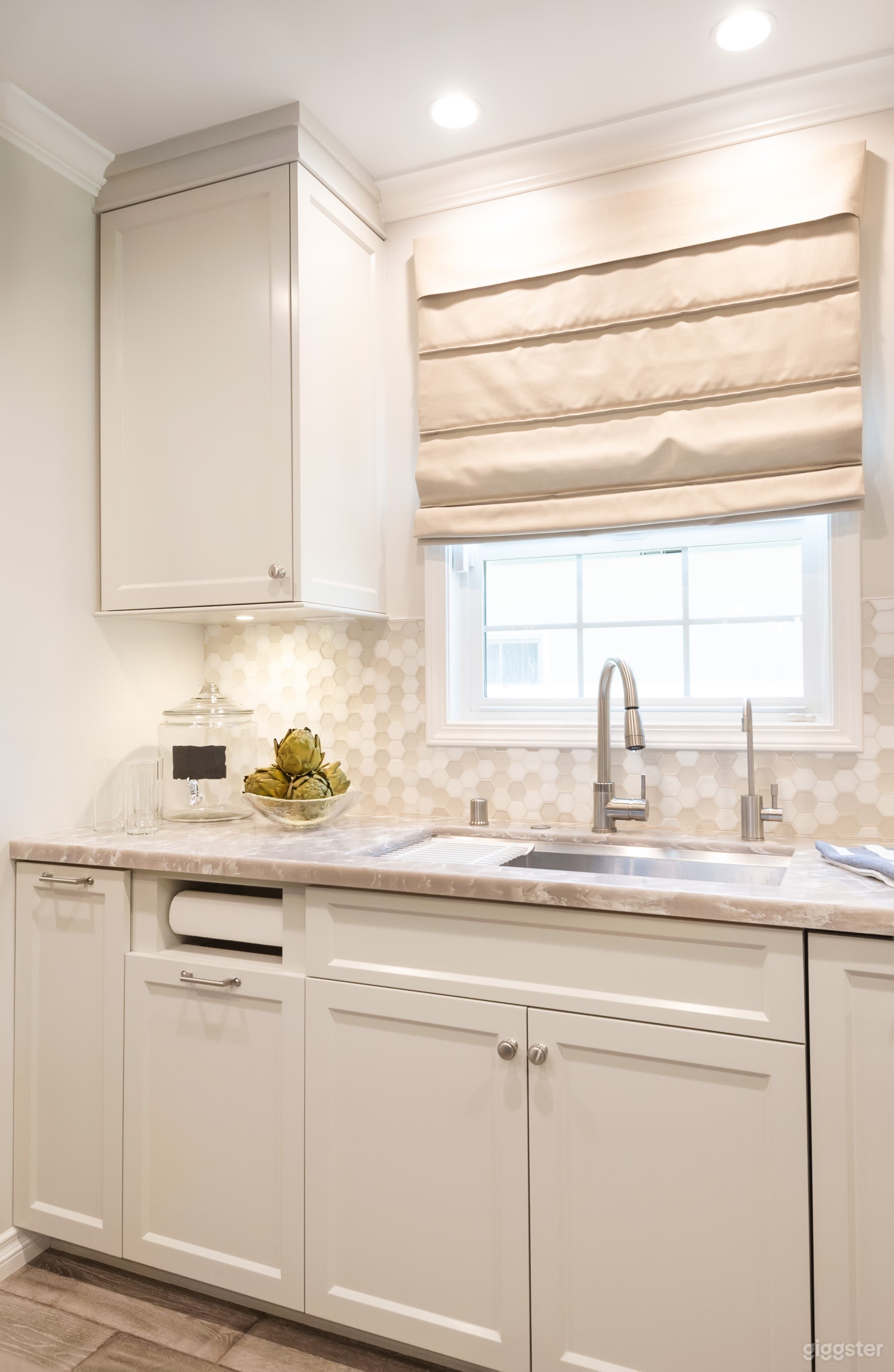 Large NEW kitchen perfect for filming Photo 3