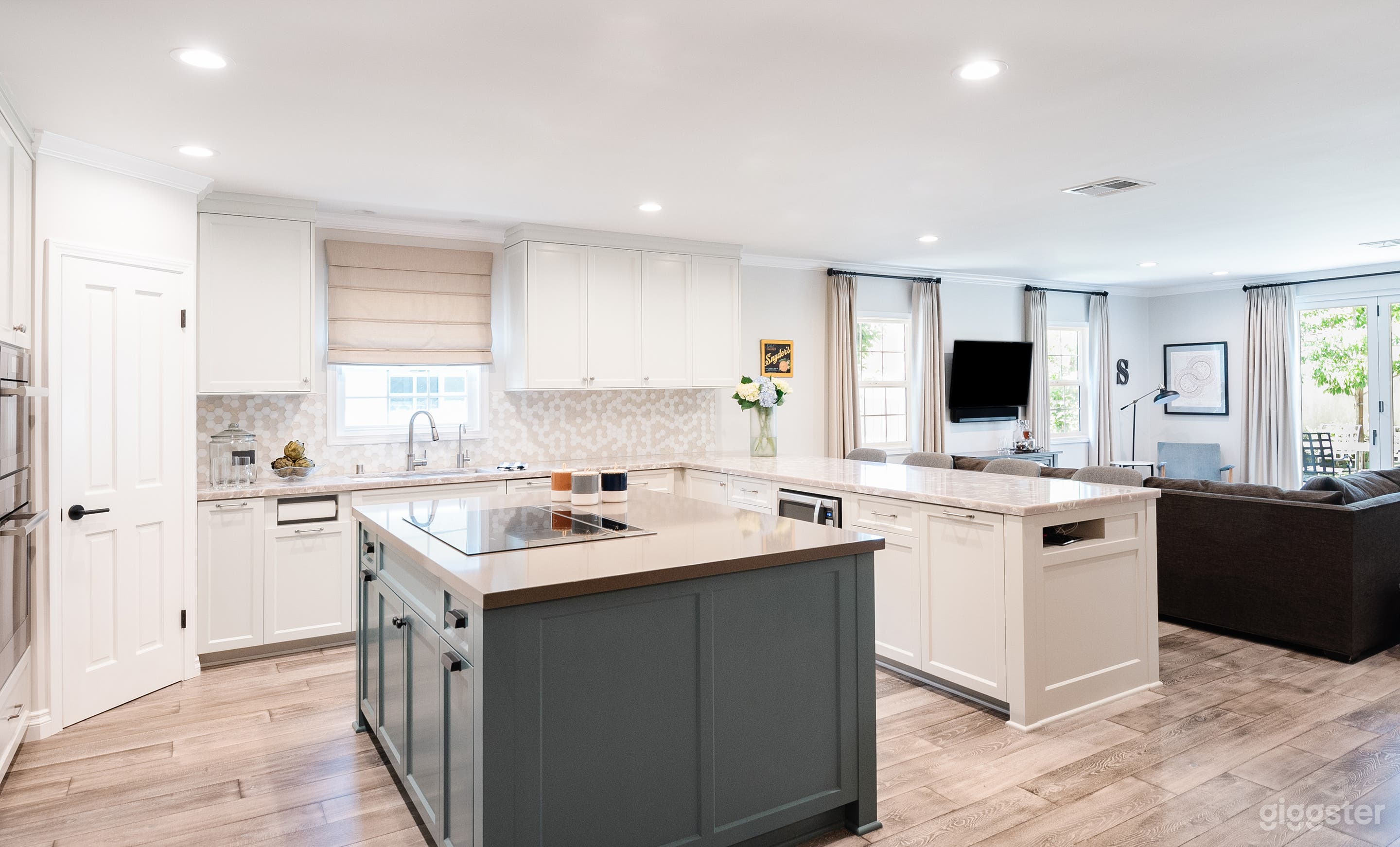 Large NEW kitchen perfect for filming Photo 2