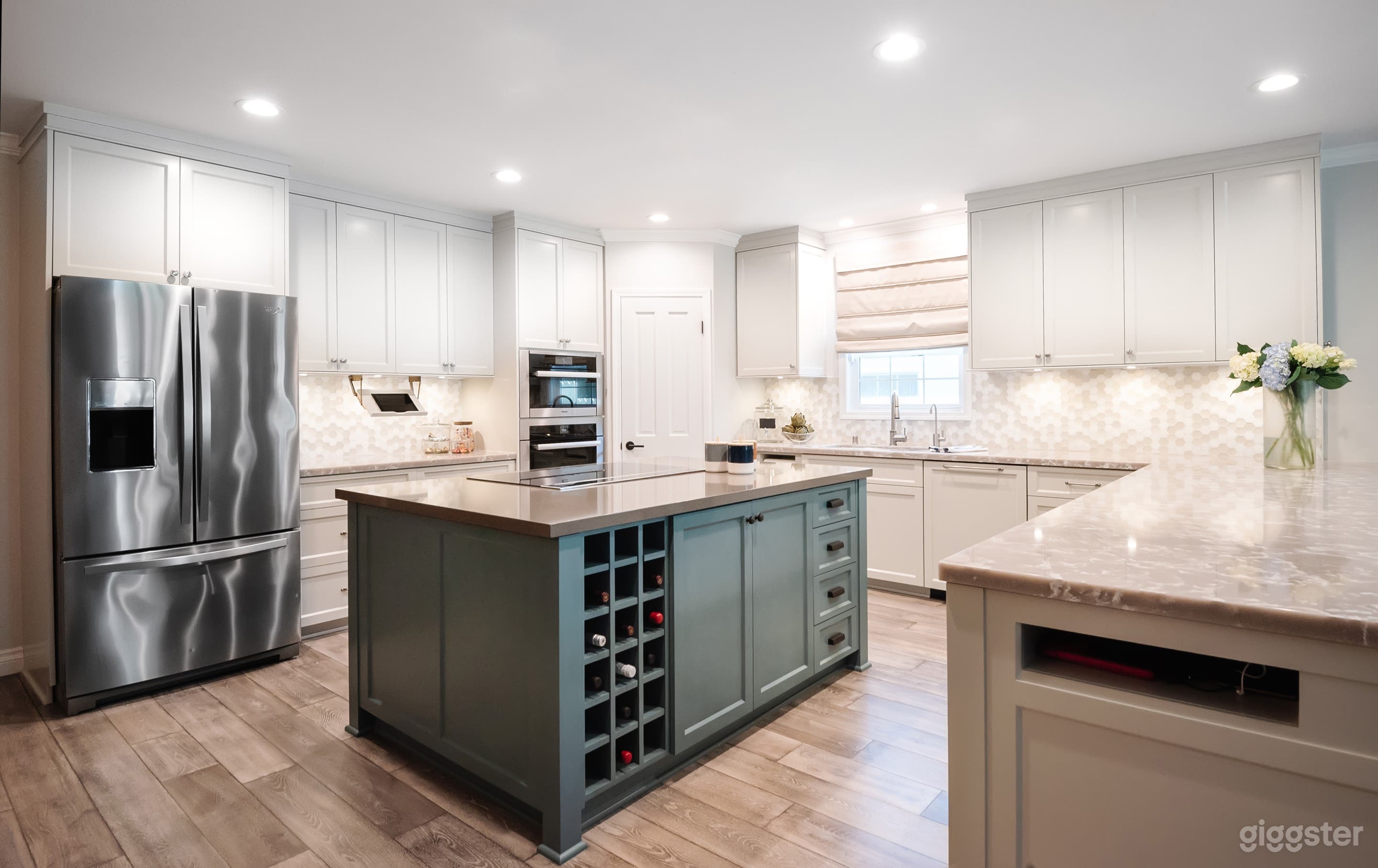 Large NEW kitchen perfect for filming Photo 1