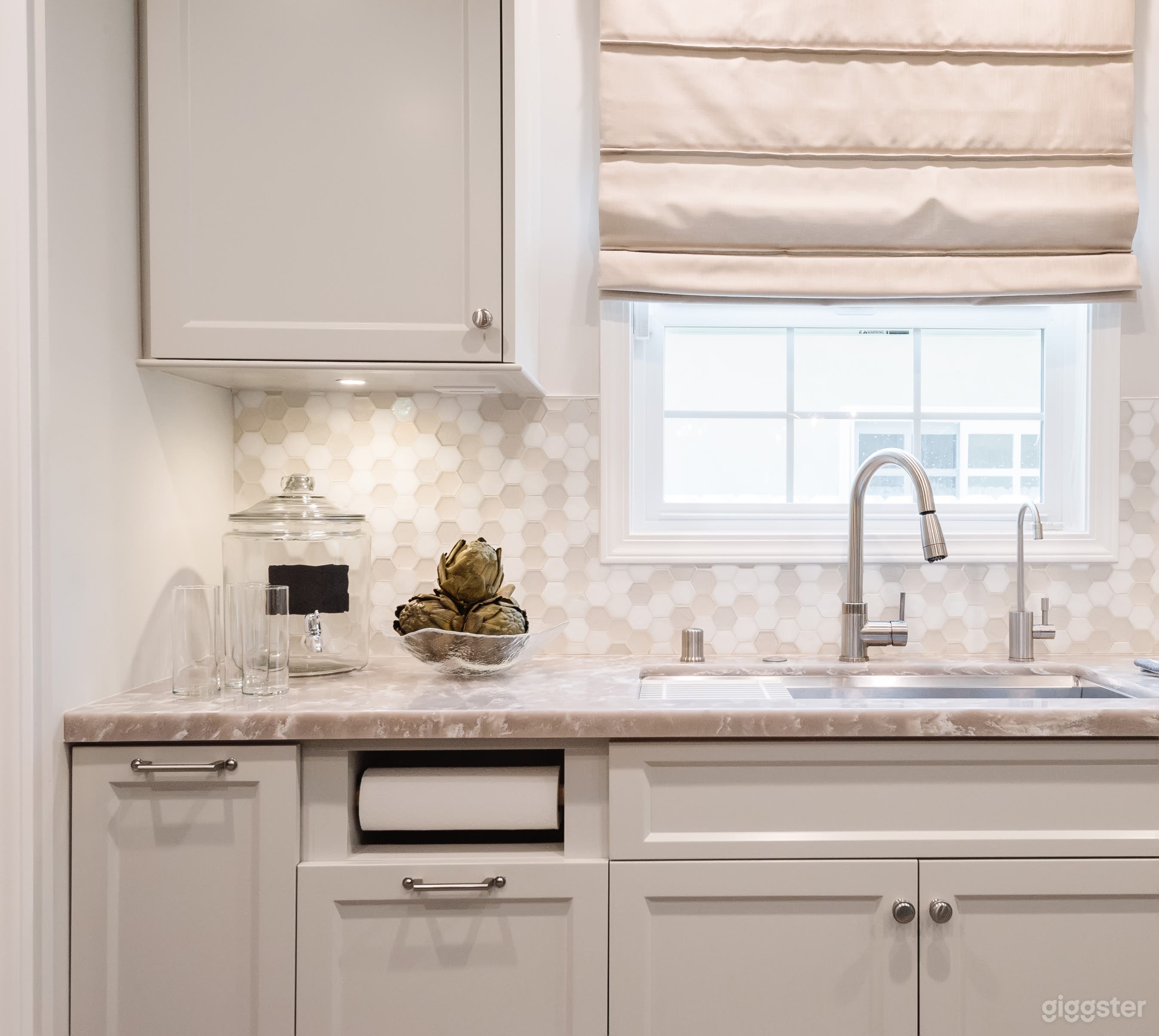 Large NEW kitchen perfect for filming Photo 4
