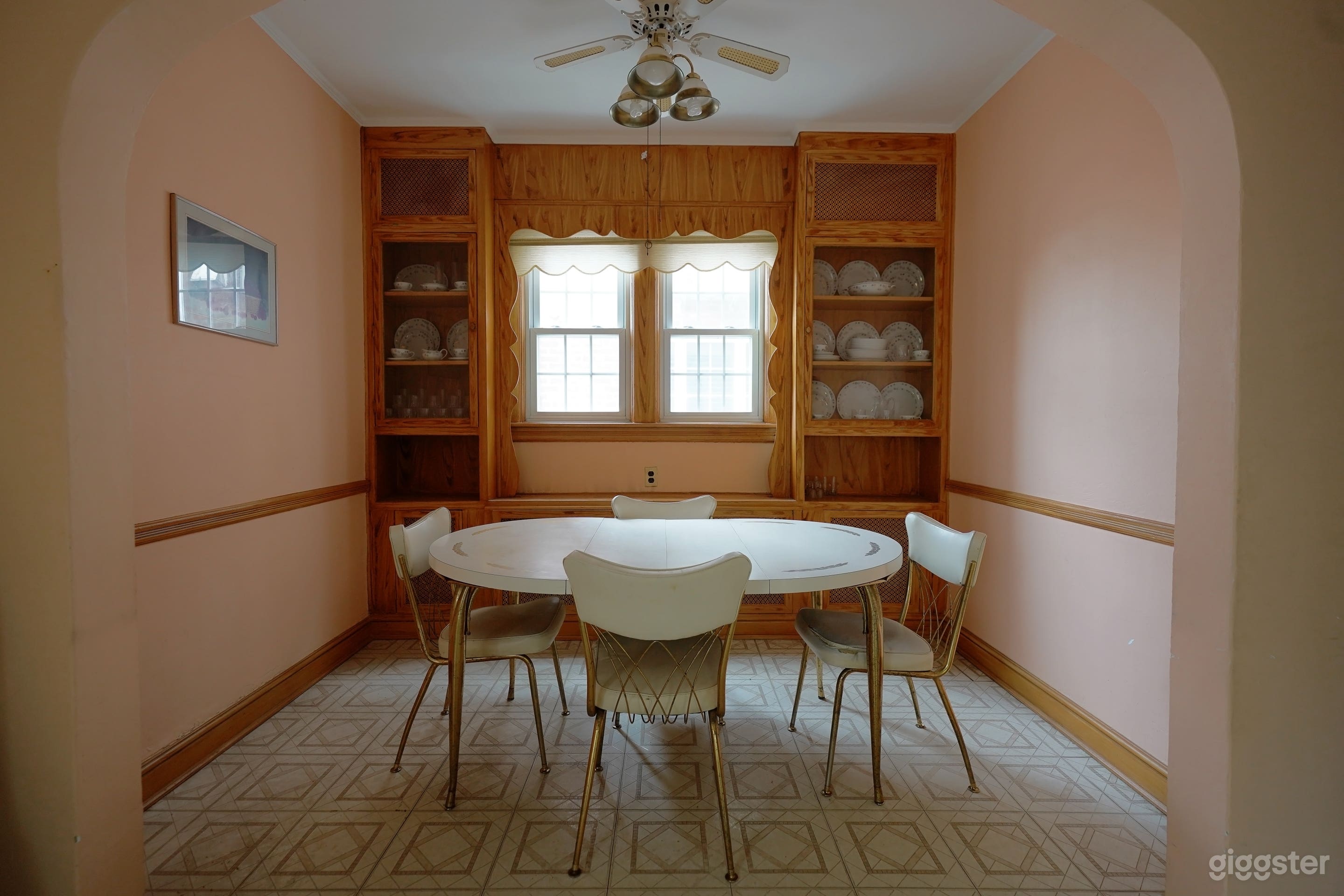 Vintage 70's Wallpaper House Photo 4