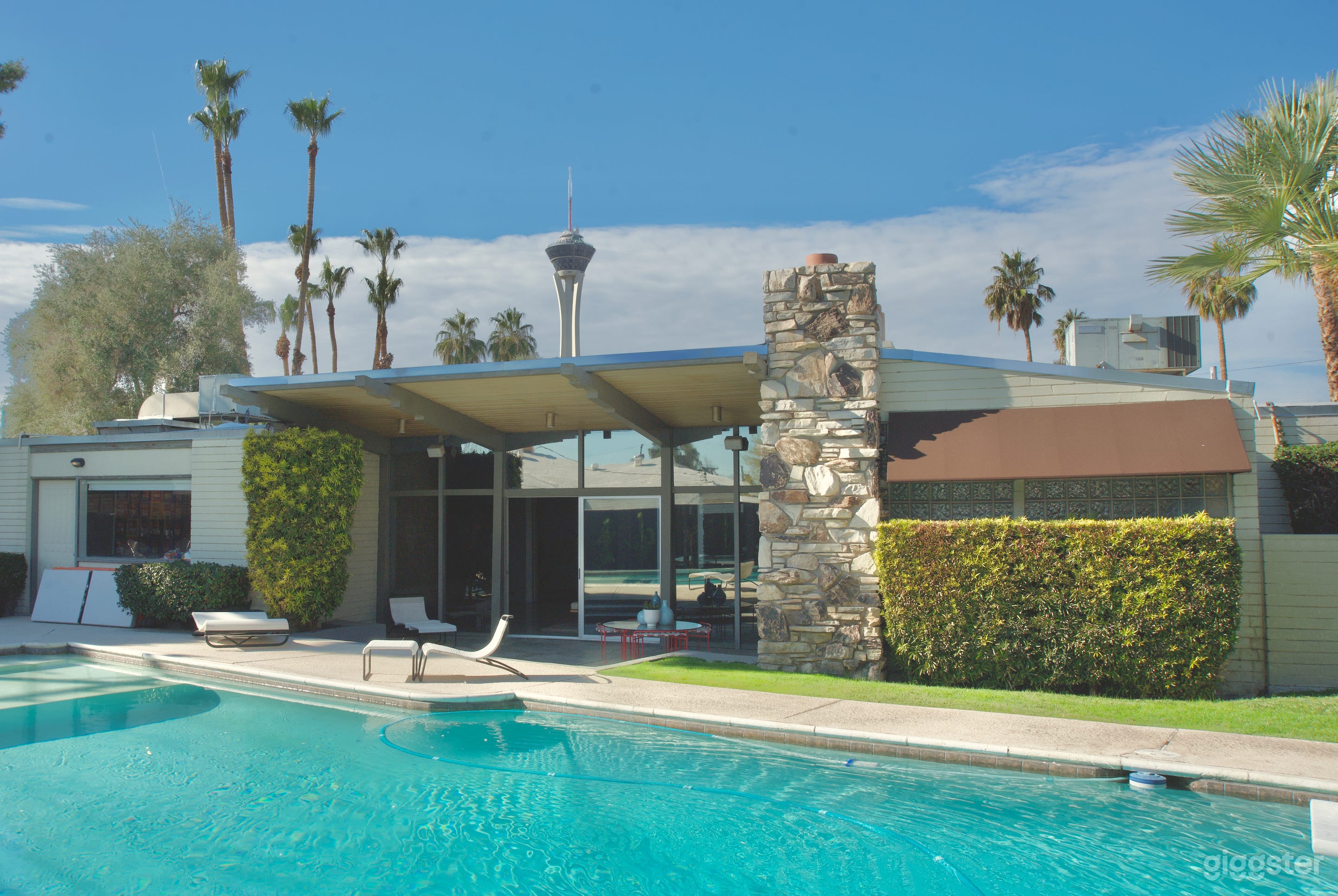 Historic Mid Mod Vegas - 1964 custom home, Rat Pack style Photo 2
