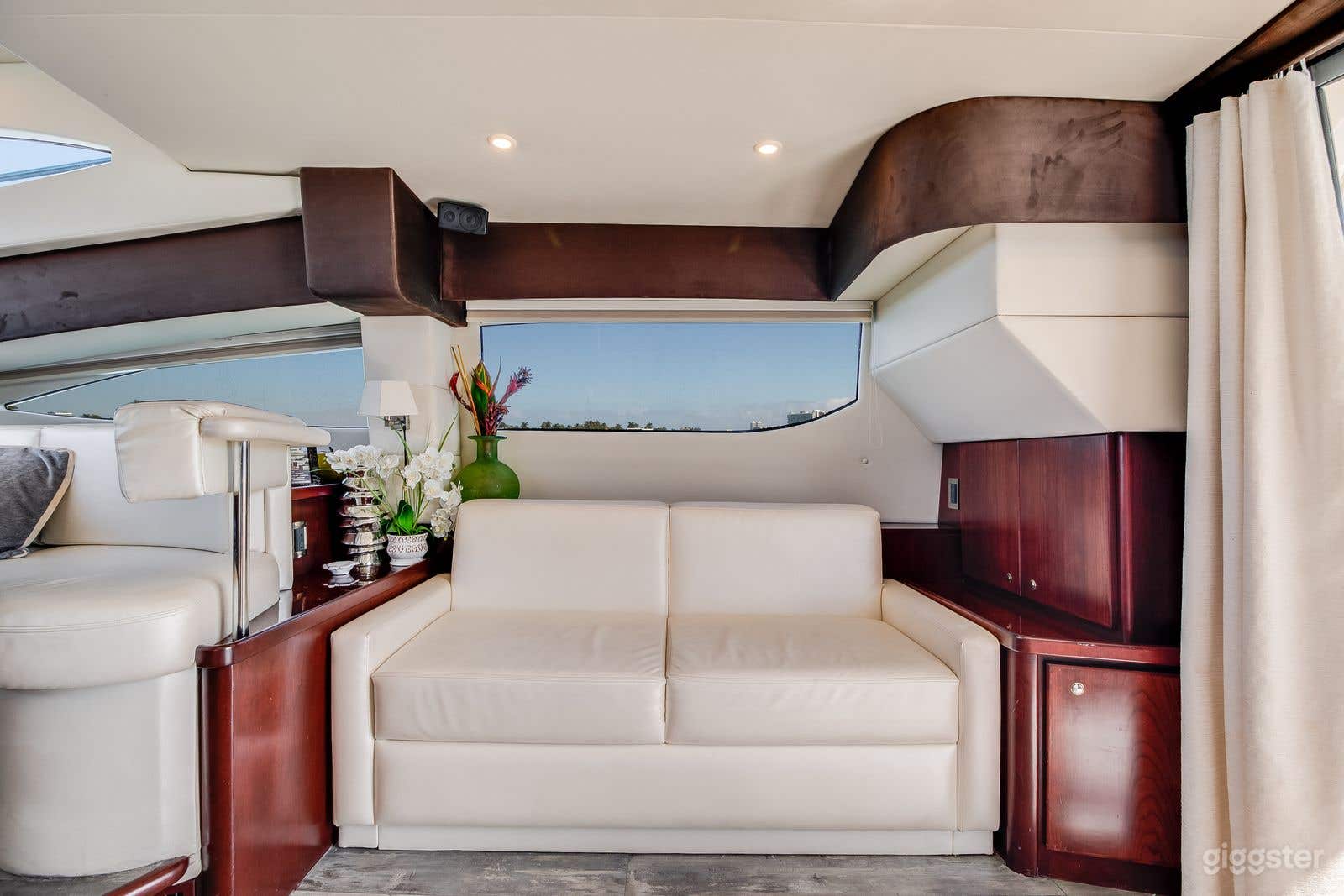 Sophisticated 55' Silverton  Photo 4