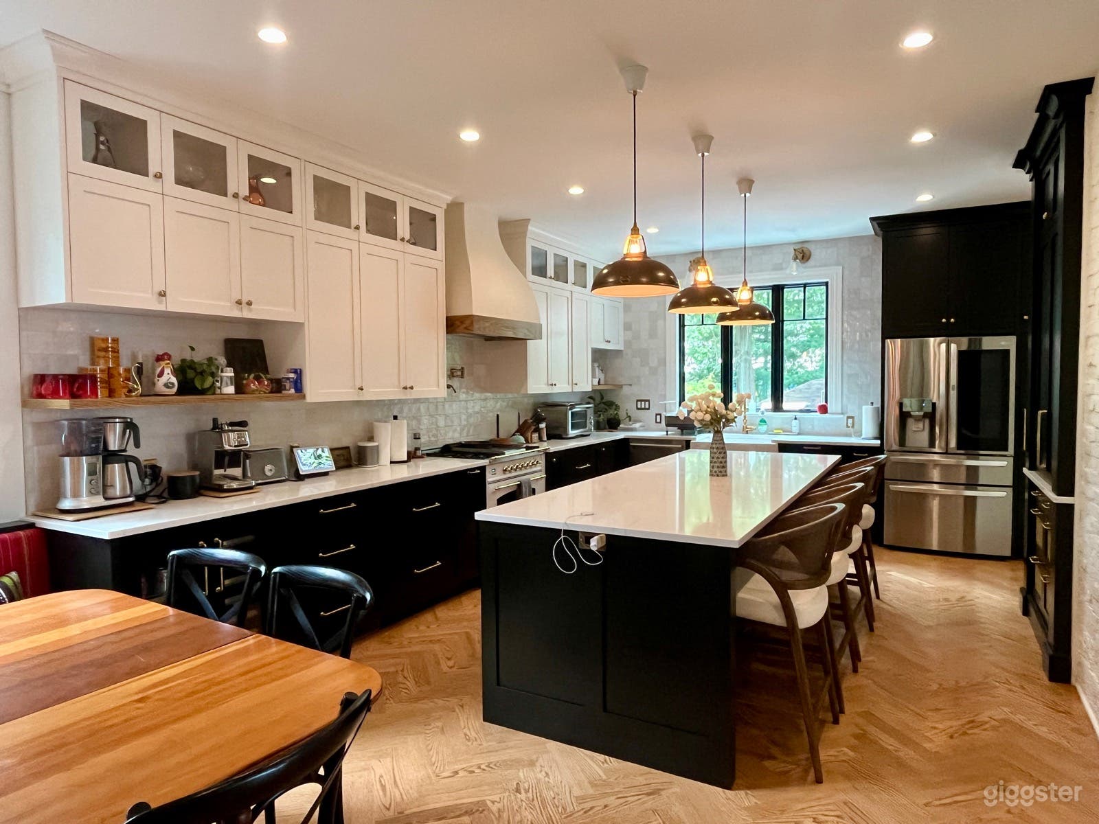 Modern, newly-renovated kitchen in suburban home Photo 1