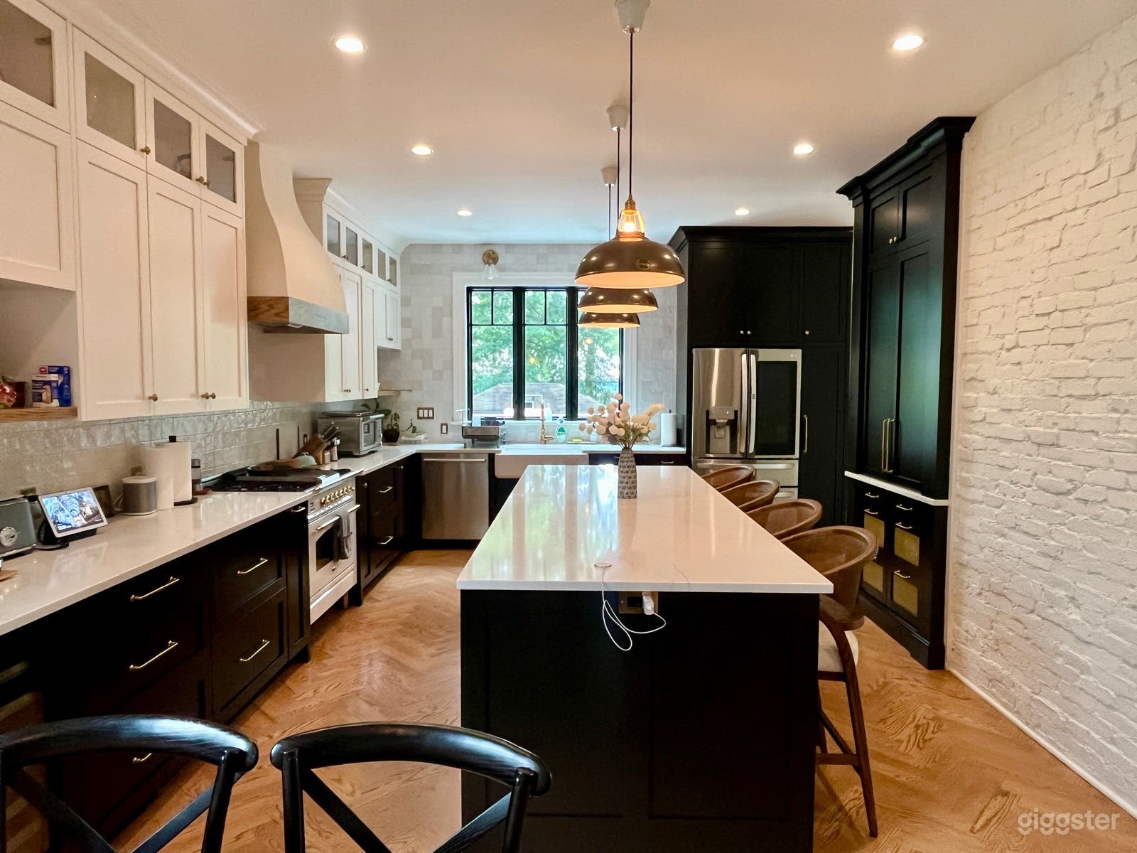Modern, newly-renovated kitchen in suburban home Photo 3