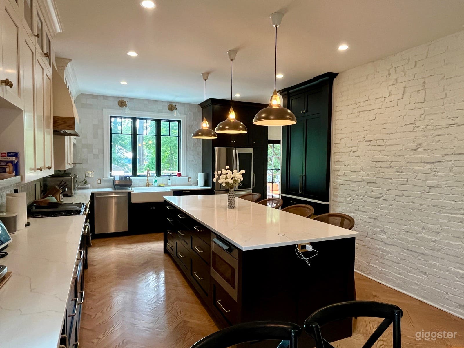 Modern, newly-renovated kitchen in suburban home Photo 2