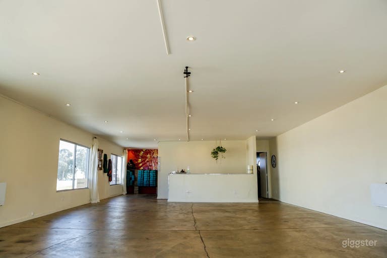  Bright Beachside Yoga Studio with Private Bathroom 