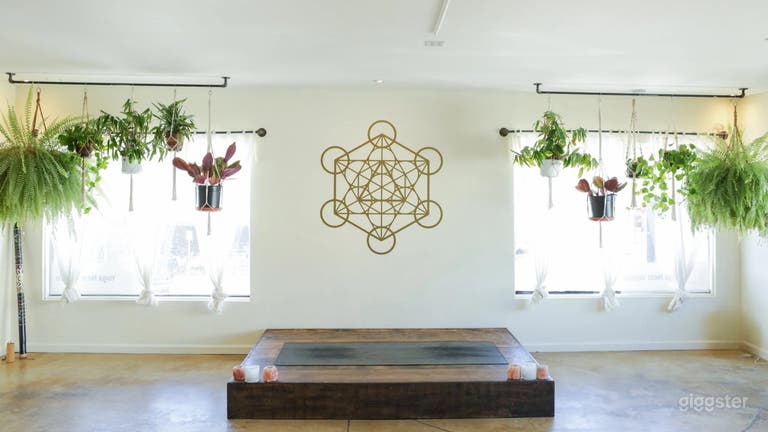  Bright Beachside Yoga Studio with Private Bathroom 