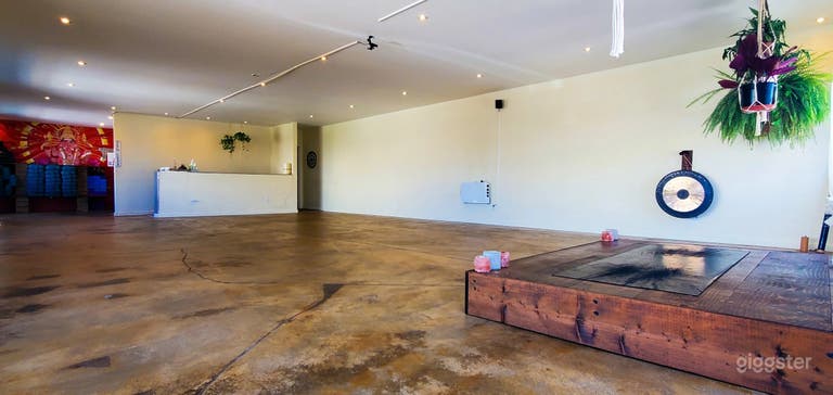  Bright Beachside Yoga Studio with Private Bathroom 