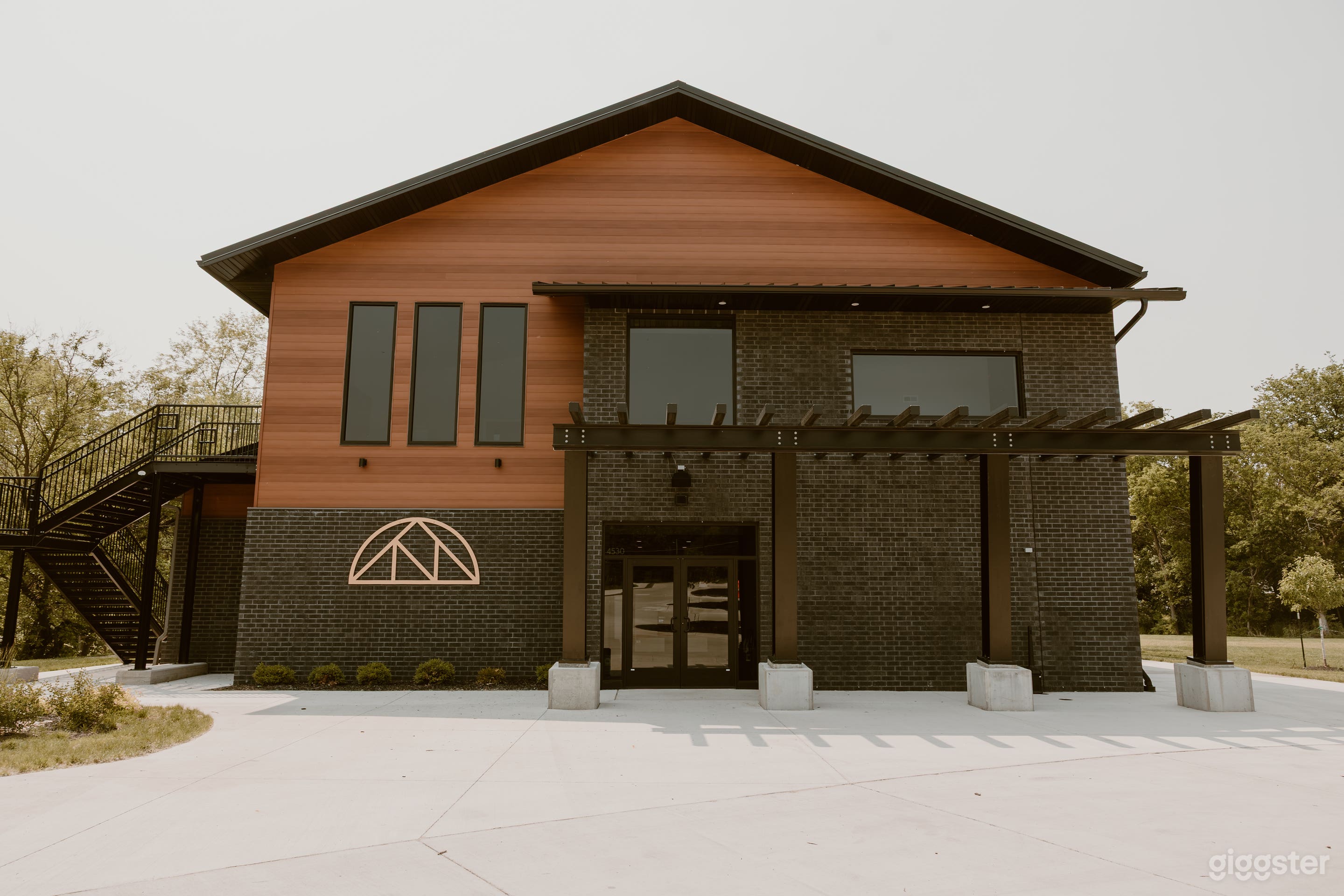 Spacious Modern Venue with Natural Light and Open Layout Photo 1